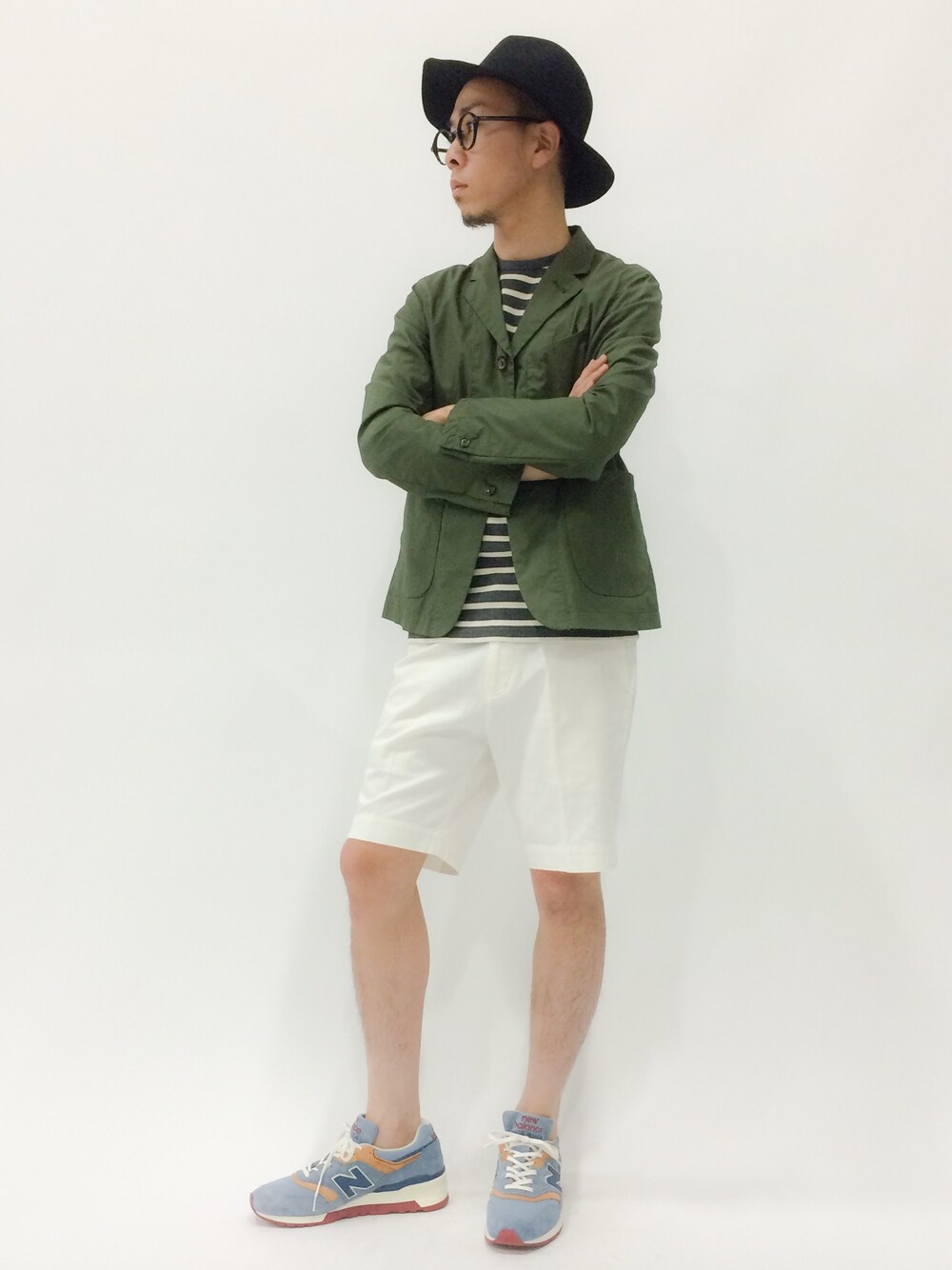 「ジャケット、ボーダー、カーキ、ホワイトパンツ、ツバ広ハット」｜「NEW BALANCEのメンズ ニューバランス グレー new balance M997 DOL（スニーカー、グレー系）」を使った、マツダ ケンさん（メンズ・174cm）の春コーディネートの1枚目の写真