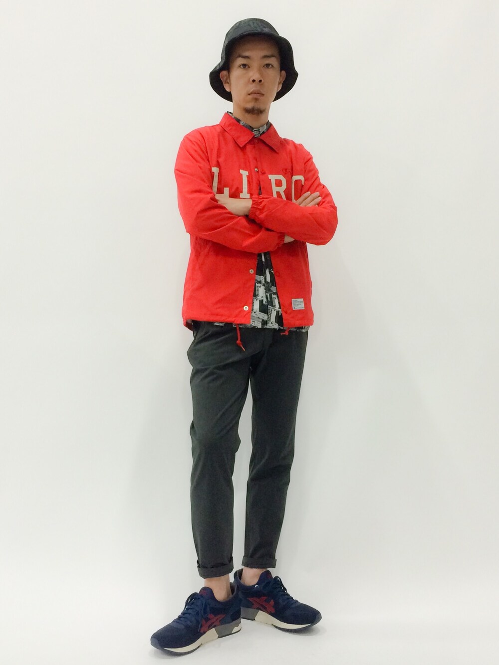 「カモフラ、ストリート、赤、コーチジャケット、バケットハット」｜「NEW ERAのONSPOTZ ORIGINAL NEWERA HAT BUCKET-01 REALTREE CAMO（ハット、その他）」を使った、マツダ ケンさん（メンズ・174cm）の春コーディネートの1枚目の写真