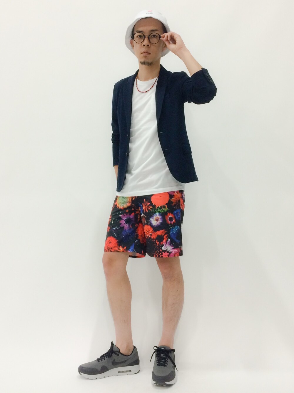 「ジャケット、バケットハット、無地T、スイムショーツ、鹿の子」｜「DL HEADWEARのDL Headwear / Flamma Bucket Hat（ハット、ホワイト系）」を使った、マツダ ケンさん（メンズ・174cm）の春コーディネートの1枚目の写真