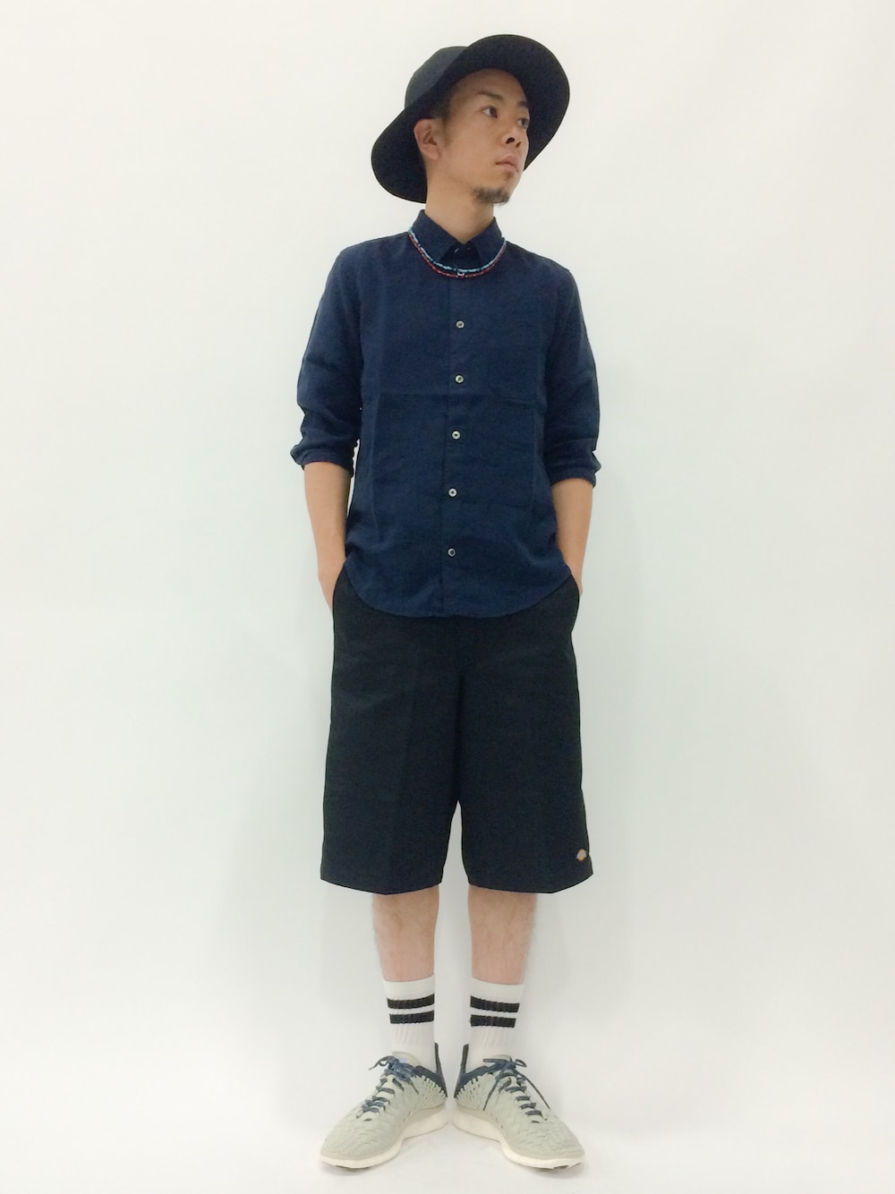 「NIKE、ストリート、ワイドパンツ、ガウチョパンツ、ツバ広ハット」｜「HAREのフレンチリネンシャツ7分袖(HARE)（シャツ/ブラウス、ブルー系）」を使った、マツダ ケンさん（メンズ・174cm）の春コーディネートの1枚目の写真