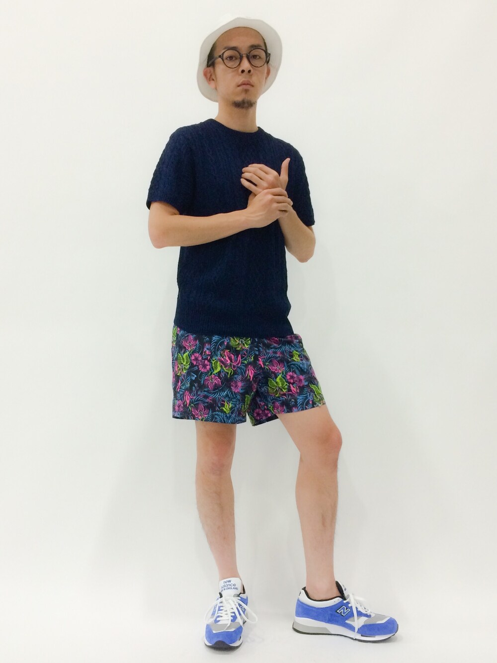 「NIKE、New Balance、ストリート、バケットハット、半袖ニット」｜「NIKE SPORTSWEARのメンズ ナイキ フラワー ショーツ ハワイアン ハーフパンツ NIKE FLOW SHORT- AOP HAWAII 678973（その他パンツ、ピンク系）」を使った、マツダ ケンさん（メンズ・174cm）の春コーディネートの1枚目の写真