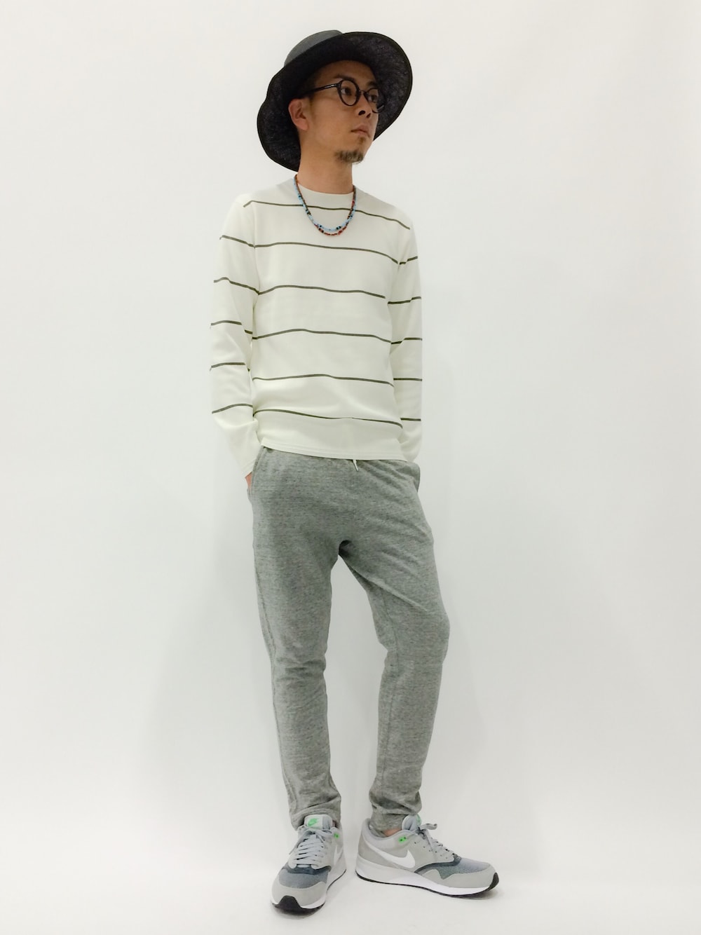 「スウェットパンツ、ボーダー、ホワイト、モノトーン、ツバ広ハット」｜「JOURNAL STANDARD relumeのネップストレッチパンツ #（その他パンツ、グレー系）」を使った、マツダ ケンさん（メンズ・174cm）の春コーディネートの1枚目の写真