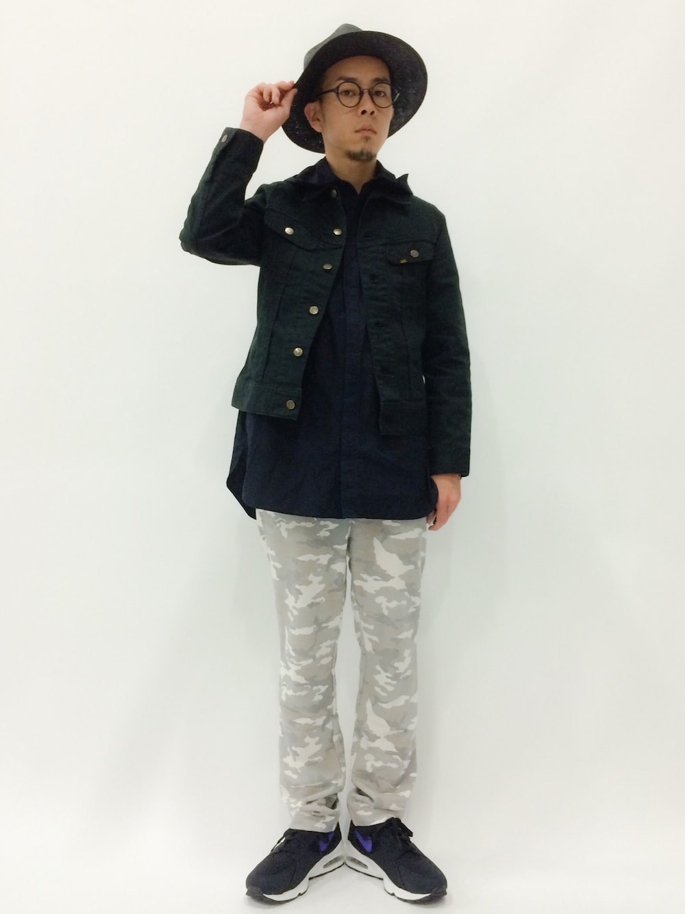 「ブラック、カモフラ、ロングシャツ、モノトーン、マウンテンハット」｜「BEAMS LIGHTS Men'sのBEAMS LIGHTS / カモ柄スウェットパンツ（その他パンツ、ホワイト系）」を使った、マツダ ケンさん（メンズ・174cm）の春コーディネートの1枚目の写真