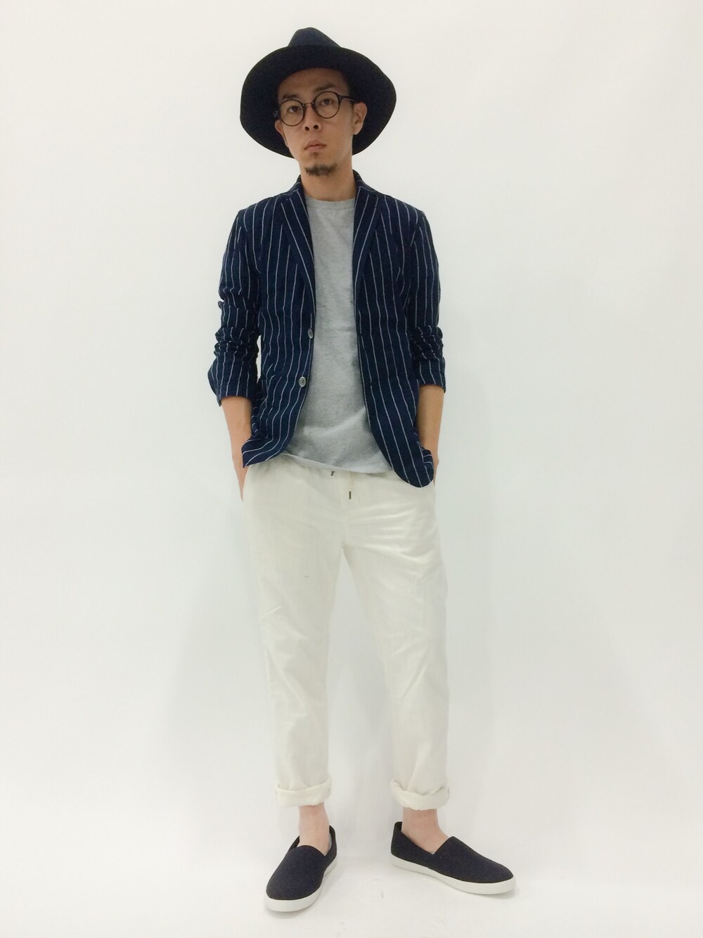 「ジャケット、ストライプ、スリッポン、白パンツ、ツバ広ハット」｜「DedesのDedes / カラースリッポンシューズ_mns（スリッポン、ブラック系）」を使った、マツダ ケンさん（メンズ・174cm）の夏コーディネートの1枚目の写真