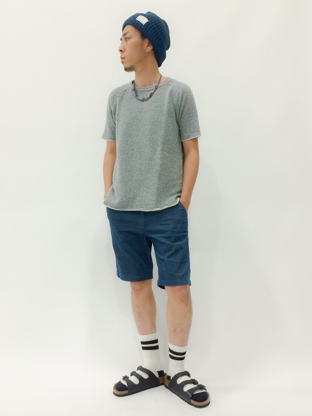 「カットソー、ニット帽、ネイビー、サンダル、リラックススタイル」｜「BIRKENSTOCKの■ベストセラー■FLORIDA BF Black(MEN)（サンダル、ブラック系）」を使った、マツダ ケンさん（メンズ・174cm）の夏コーディネートの1枚目の写真