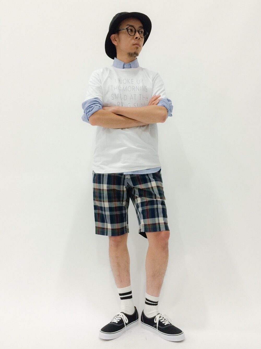 「プレッピー、カレッジ、ハット、チェックパンツ、ラインソックス」｜「VANSの【VANS(バンズ)】AUTHENTIC（スニーカー、ブラック系）」を使った、マツダ ケンさん（メンズ・174cm）の夏コーディネートの1枚目の写真