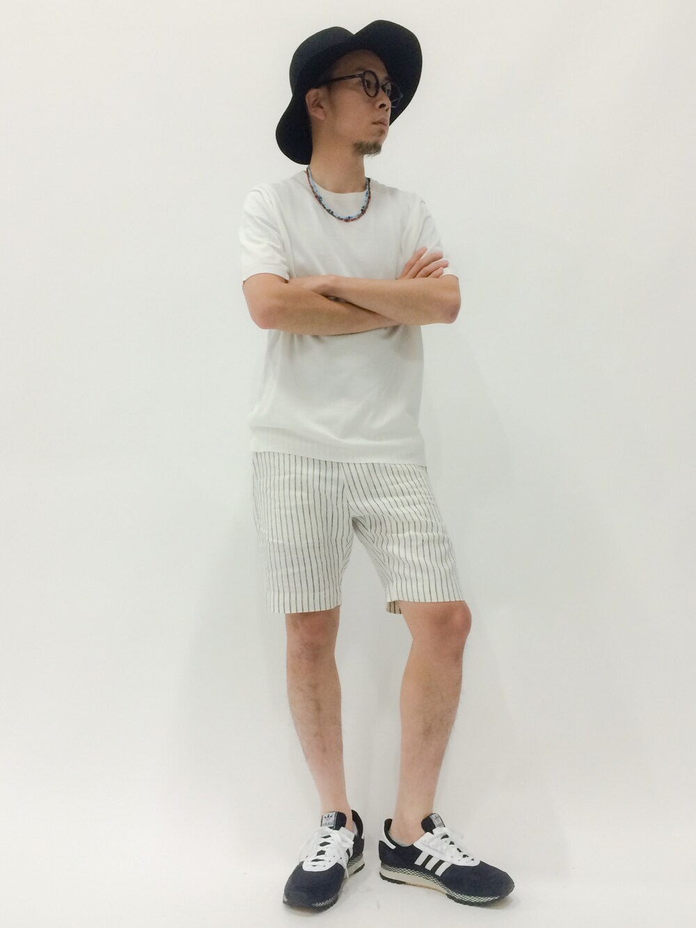 「ブラック、ホワイト、ストライプ、モノトーン、ツバ広ハット」｜「adidasのオリジナルス シティマラソン [CITY MARATHON PT]（スニーカー、ブラック系）」を使った、マツダ ケンさん（メンズ・174cm）の夏コーディネートの1枚目の写真