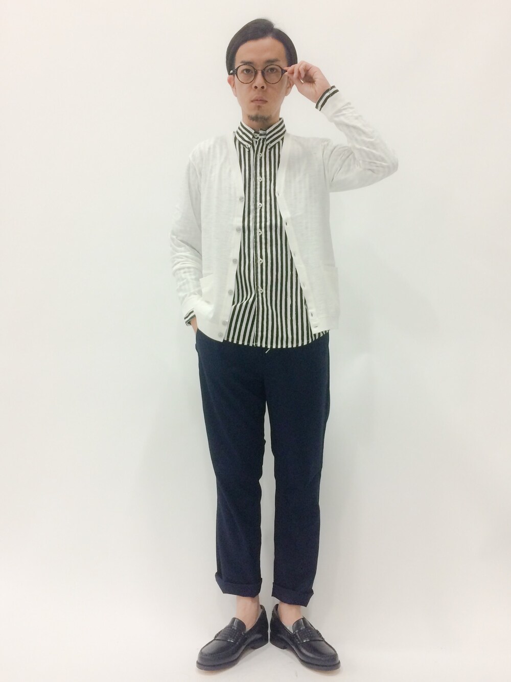 「カーディガン、ホワイト、ローファー、ストライプ、モノトーン」｜「WHO'S WHO galleryの【POP】ストライプシャツ（シャツ/ブラウス、ブラック系）」を使った、マツダ ケンさん（メンズ・174cm）の夏コーディネートの1枚目の写真