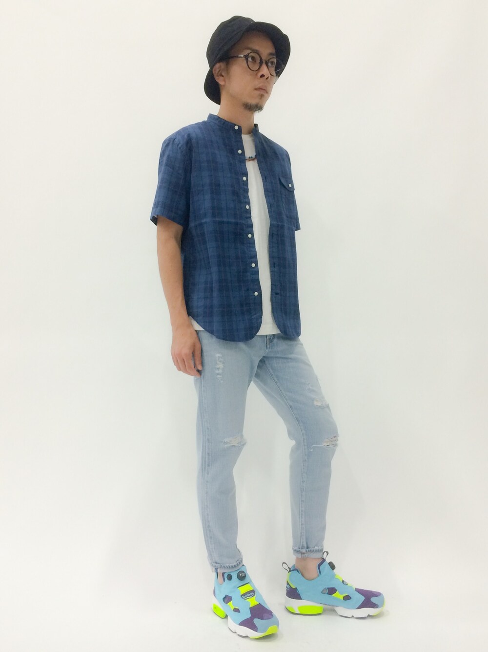 「チェックシャツ、クラッシュデニム、バケットハット、PUMP FURY、90’s」｜「green label relaxingの40/DARK/C BAND/C H/P S/S シャツ（シャツ/ブラウス、ブルー系）」を使った、マツダ ケンさん（メンズ・174cm）の夏コーディネートの1枚目の写真