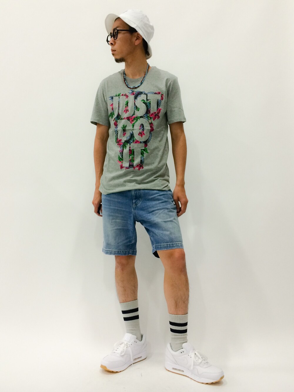 「デニム、NIKE、ホワイト、ストリート、ボタニカル柄」｜「STUSSYのStock Lock SP15 Bucket Hat（ハット、ホワイト系）」を使った、マツダ ケンさん（メンズ・174cm）の夏コーディネートの1枚目の写真