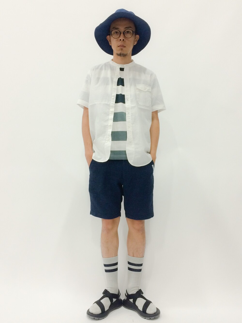 「ボーダー、白シャツ、ネイビー、サンダル、ツバ広ハット」｜「green label relaxingの40CHAMB BAND/C H/P S/S シャツ（シャツ/ブラウス、ホワイト系）」を使った、マツダ ケンさん（メンズ・174cm）の夏コーディネートの1枚目の写真