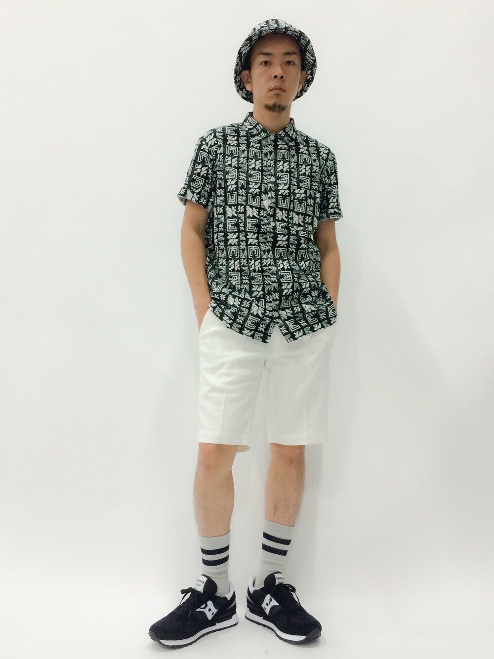 「セットアップ、モノトーン、柄×柄、ラインソックス、ホワイトパンツ」｜「SauconyのSaucony サッカニー　SHADOW ORIGINAL  シャドウオリジナル  2108-518　BLACK　【メルマガ掲載アイテム】（スニーカー、ブラック系）」を使った、マツダ ケンさん（メンズ・174cm）の夏コーディネートの1枚目の写真