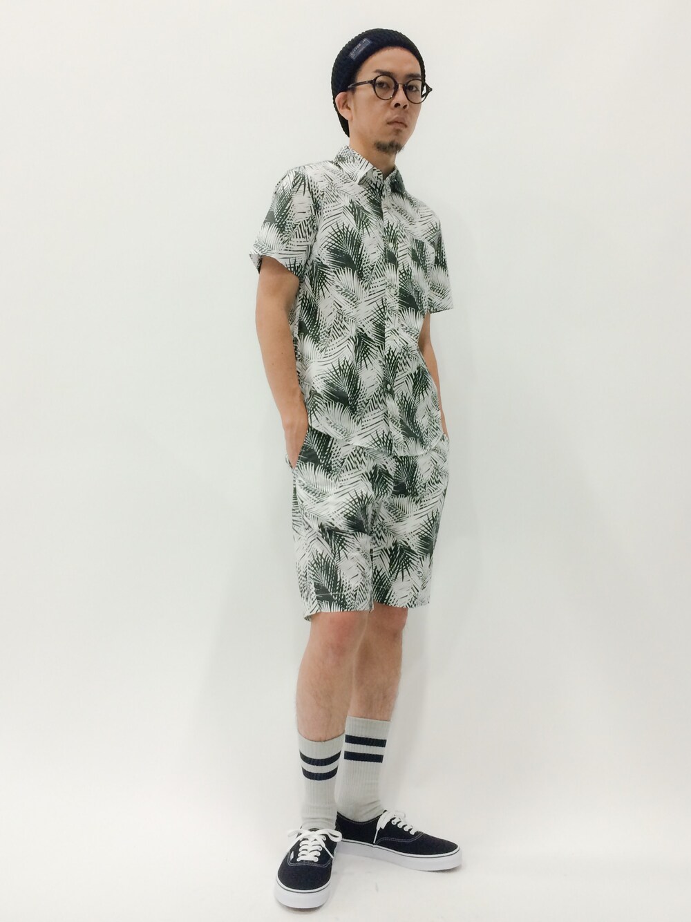 「セットアップ、VANS、ニット帽、ボタニカル柄、スケータースタイル」｜「The DUFFER of ST.GEORGEのC/A COLOR RIB KNIT CAP：ニットキャップ（ニットキャップ/ビーニー、ブラック系）」を使った、マツダ ケンさん（メンズ・174cm）の夏コーディネートの1枚目の写真