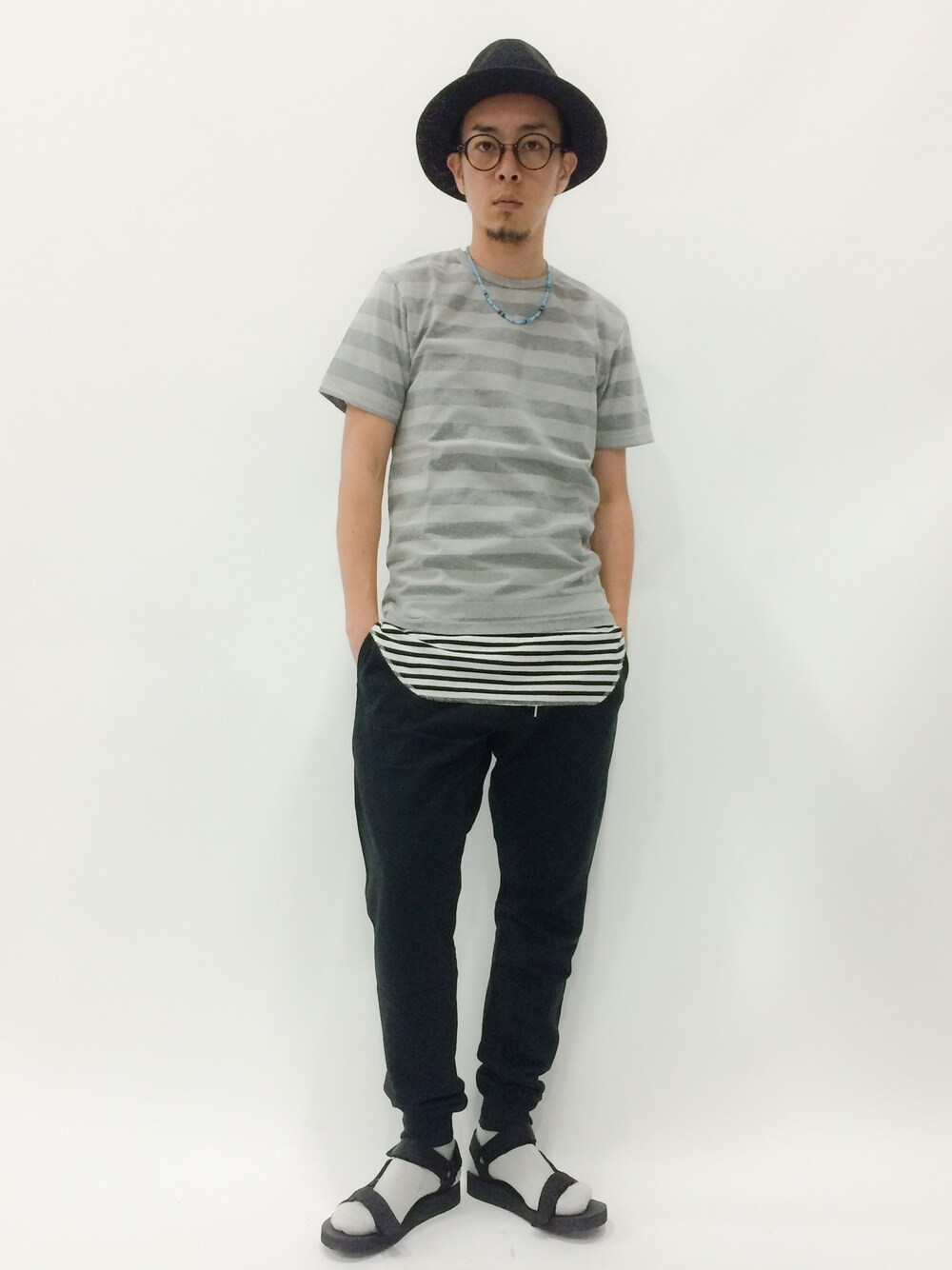 「スウェットパンツ、ボーダー、リブパンツ、サンダル、ロングTシャツ」｜「WEGOのWEGO/ロングワッフルTシャツ（Tシャツ/カットソー、ホワイト系）」を使った、マツダ ケンさん（メンズ・174cm）の夏コーディネートの1枚目の写真