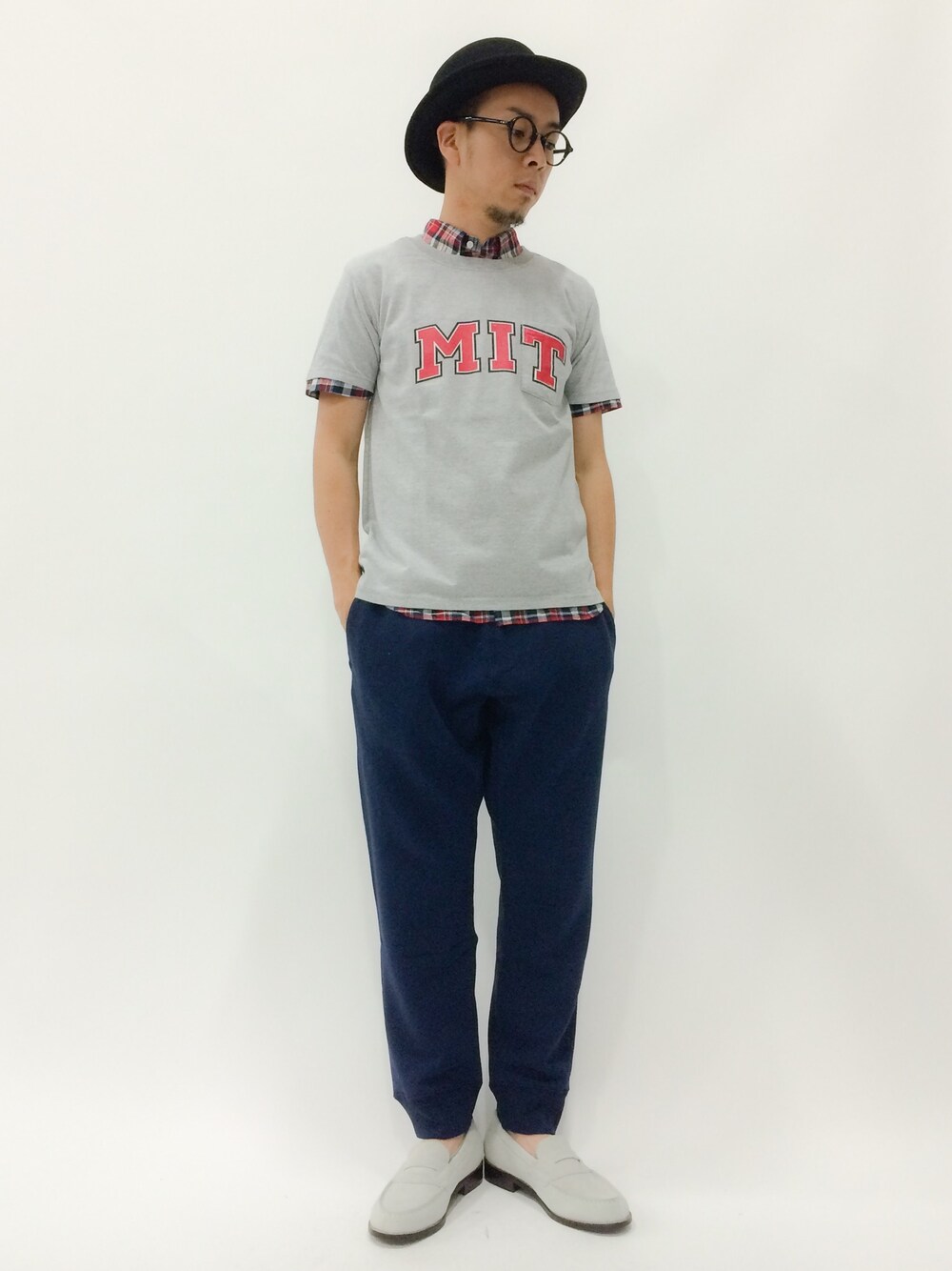 「スウェットパンツ、チェックシャツ、プレッピー、ローファー、ボーラーハット」｜「JOURNAL STANDARDのJOURNAL STANDARD: New ローファー #（ローファー、ベージュ系）」を使った、マツダ ケンさん（メンズ・174cm）の夏コーディネートの1枚目の写真
