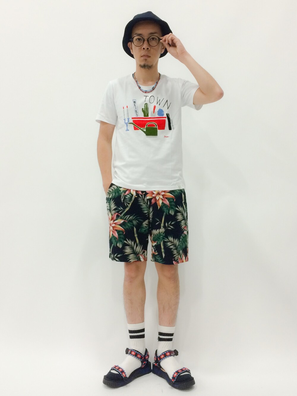 「アウトドアスタイル、ストリート、サンダル、ラインソックス、ボタニカル柄」｜「SHAKAのALDIES/アールディーズ × SHAKA/シャカ　別注SPECIAL CAMPER Men's　(4027)（サンダル、ブルー系）」を使った、マツダ ケンさん（メンズ・174cm）の夏コーディネートの1枚目の写真