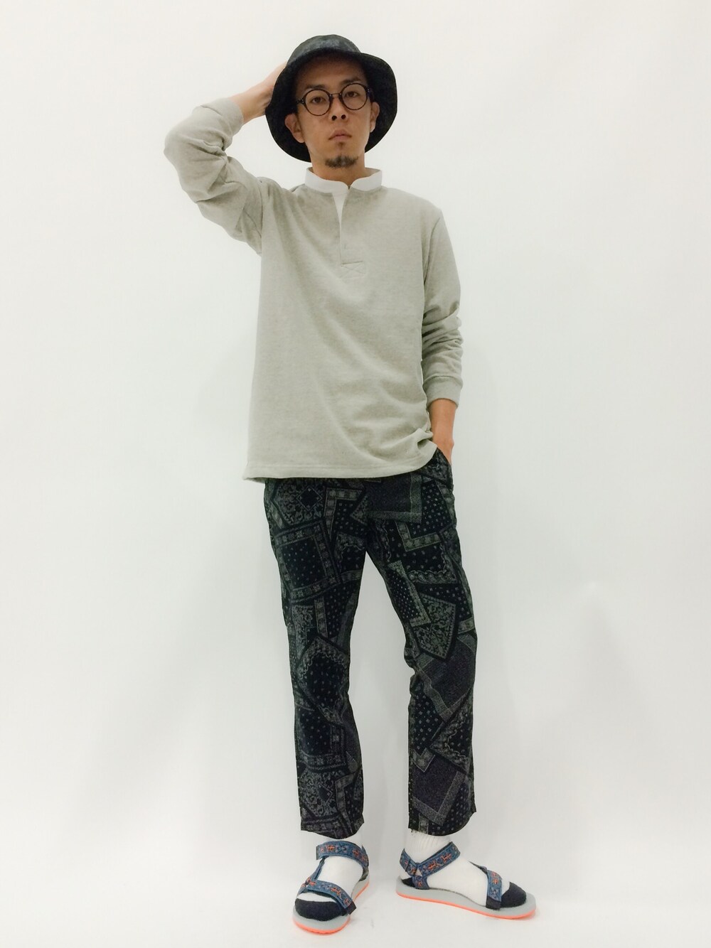 「バンダナ、サンダル、総柄パンツ、ラガーシャツ、バンドカラー」｜「SHIPS JET BLUEのSHIPS JET BLUE(シップス ジェットブルー): コットン/リネン プリントクロップドパンツ（その他パンツ、ブラック系）」を使った、マツダ ケンさん（メンズ・174cm）の夏コーディネートの1枚目の写真