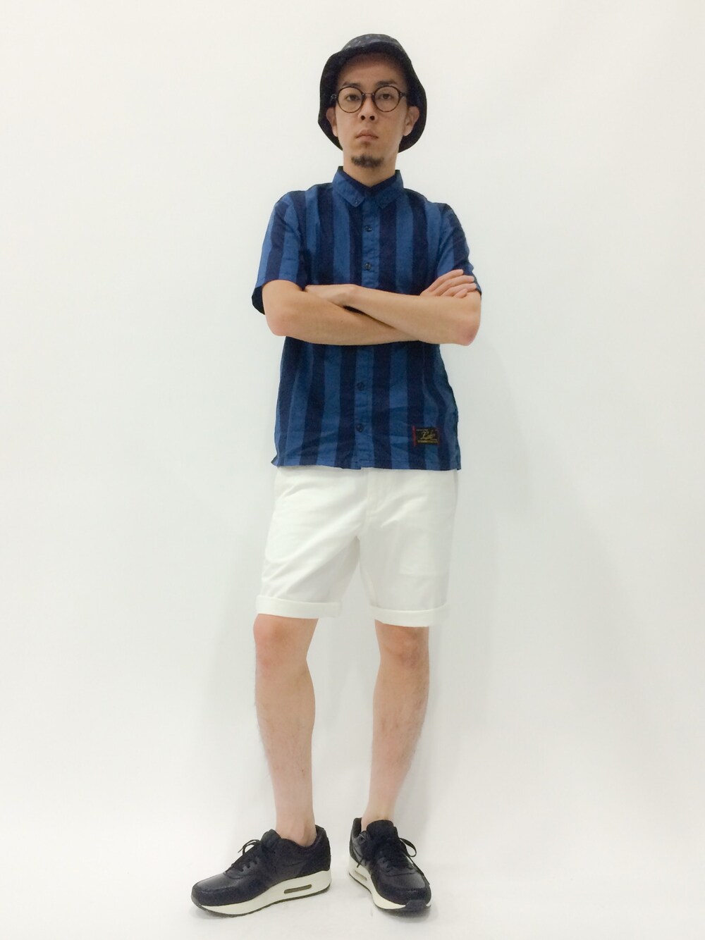 「ボーダー、ストリート、AIR MAX、バケットハット、NIKE AIR MAX」｜「LUKER BY NEIGHBORHOODのBIGSTRIPE / CL-SHIRT . SS（シャツ/ブラウス、ブルー系）」を使った、マツダ ケンさん（メンズ・174cm）の夏コーディネートの1枚目の写真