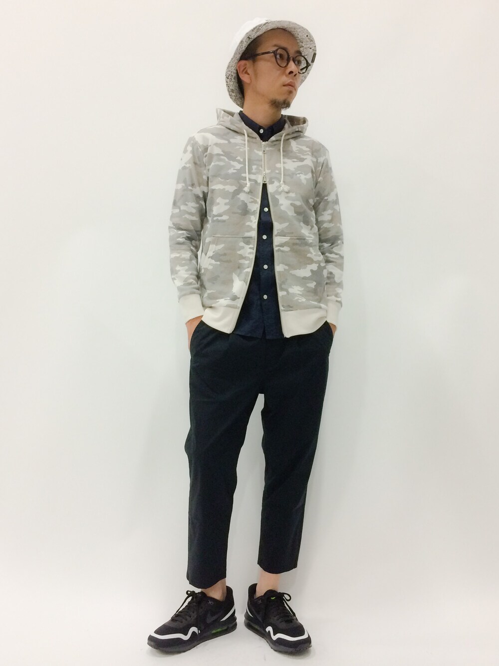 「NIKE、カモフラ、モノトーン、クロップドパンツ、バケットハット」｜「NIKEの【NIKE】マックスルナ1（スニーカー、ブラック系）」を使った、マツダ ケンさん（メンズ・174cm）の夏コーディネートの1枚目の写真
