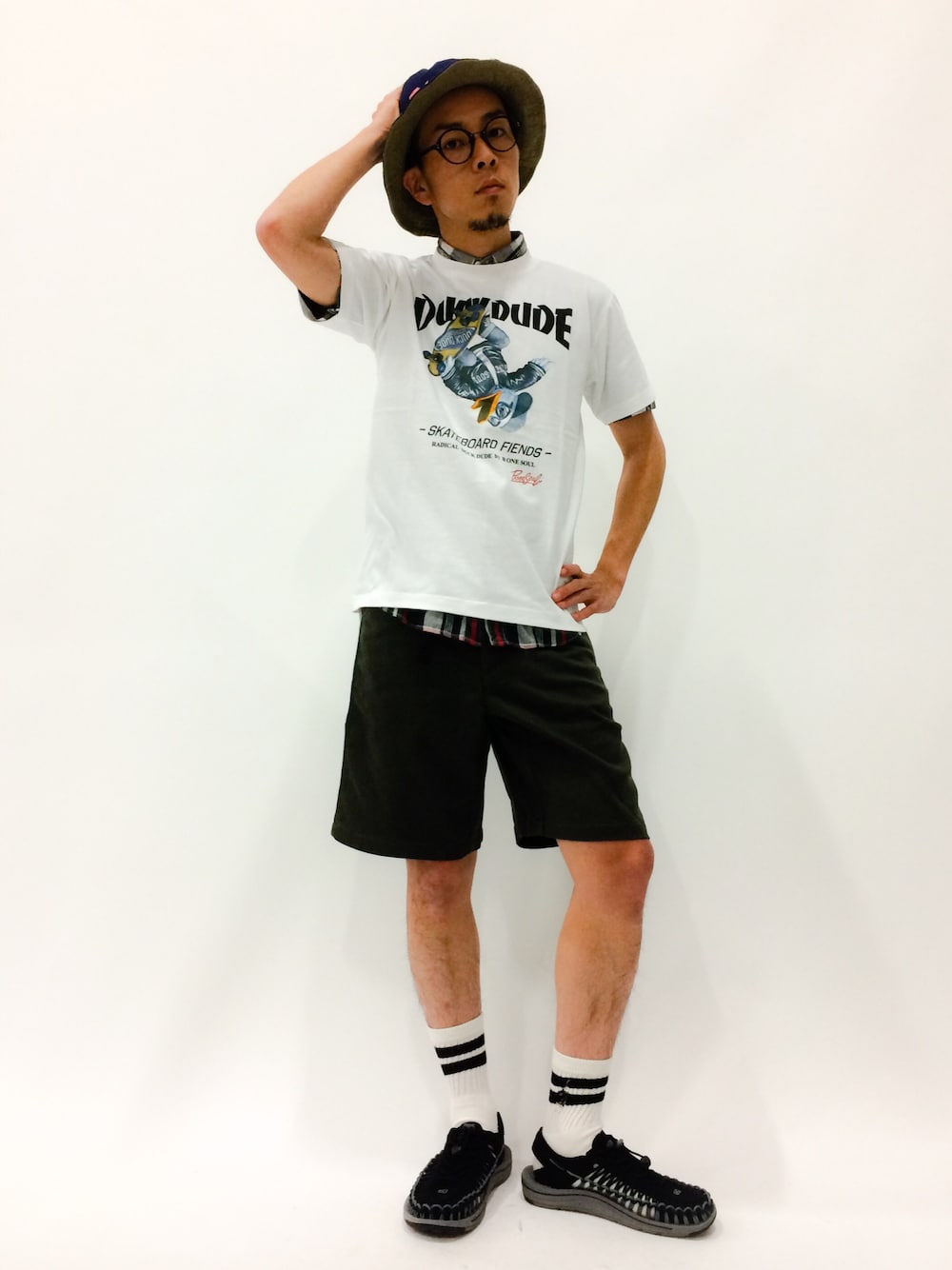 「チェックシャツ、ハット、クライミングパンツ、プリントT、サンダルに靴下」｜「KEENのUNEEK（サンダル、ブラック系）」を使った、マツダ ケンさん（メンズ・174cm）の夏コーディネートの1枚目の写真