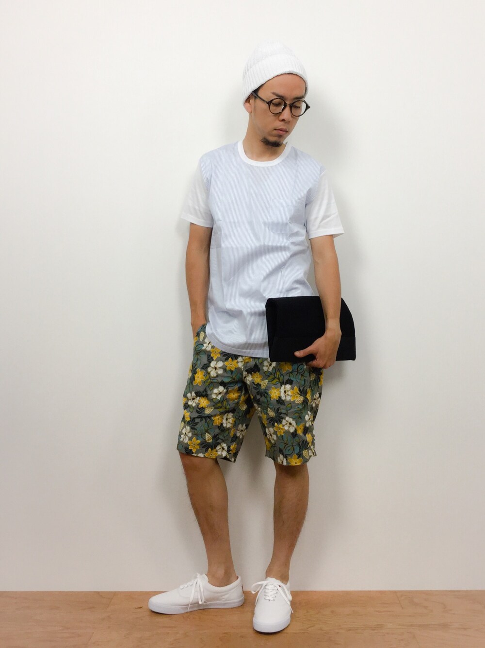 「カットソー、ホワイト、ニット帽、ショーツ、ボタニカル柄」｜「ALOYEのALOYE / Shirt Fabrics ショートスリーブ Tシャツ（Tシャツ/カットソー、その他）」を使った、マツダ ケンさん（メンズ・174cm）の夏コーディネートの1枚目の写真