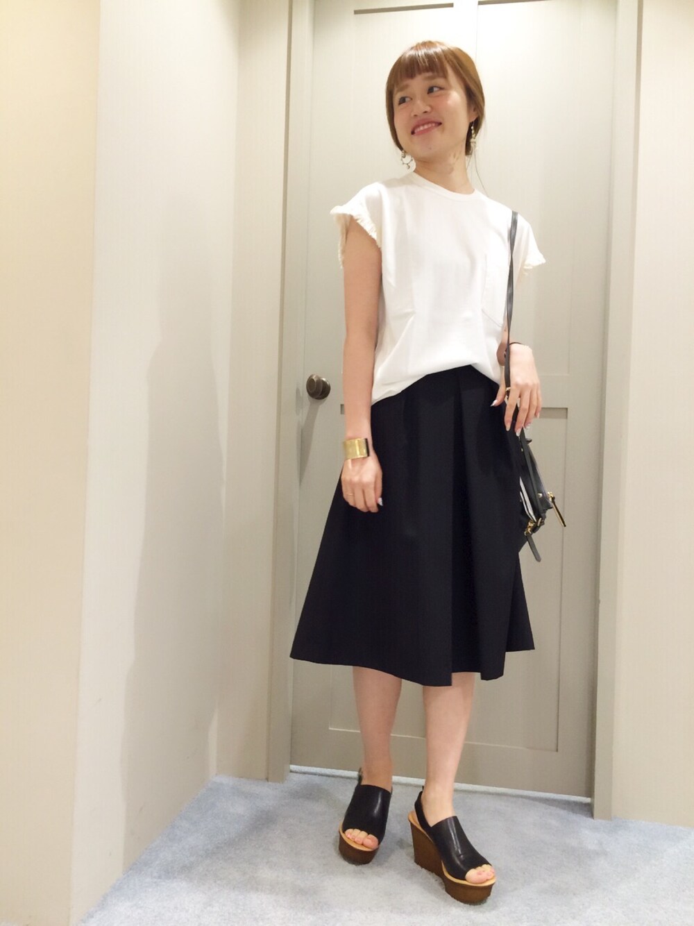 「ひざ丈スカート、実はパンツ、abahouse、Devinette、ジョイナス、フリンジ、夏、モノトーン、モード、黒パンツ」｜「abahouse l.et.rのアイテム（Tシャツ/カットソー、ホワイト系）」を使った、chiho0331さん（レディース・158cm）の夏コーディネートの1枚目の写真