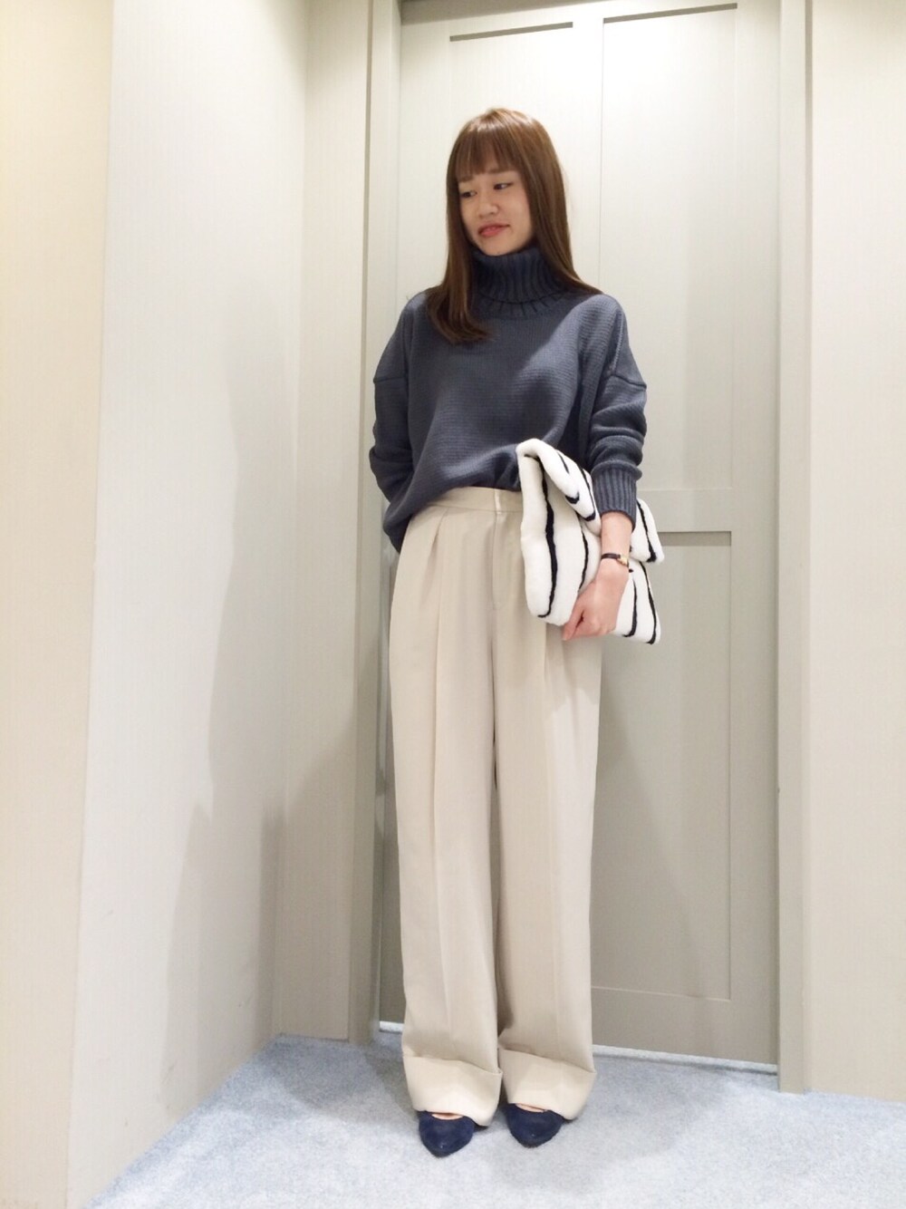 「ワイドパンツ、タートルネック、グレーのニット、クラッチバッグ、abahouse、Devinette」｜「Abahouse Devinetteのｱｼﾞｬｽﾄﾜｲﾄﾞﾊﾟﾝﾂ（その他パンツ、ベージュ系）」を使った、chiho0331さん（レディース・158cm）の秋コーディネートの1枚目の写真