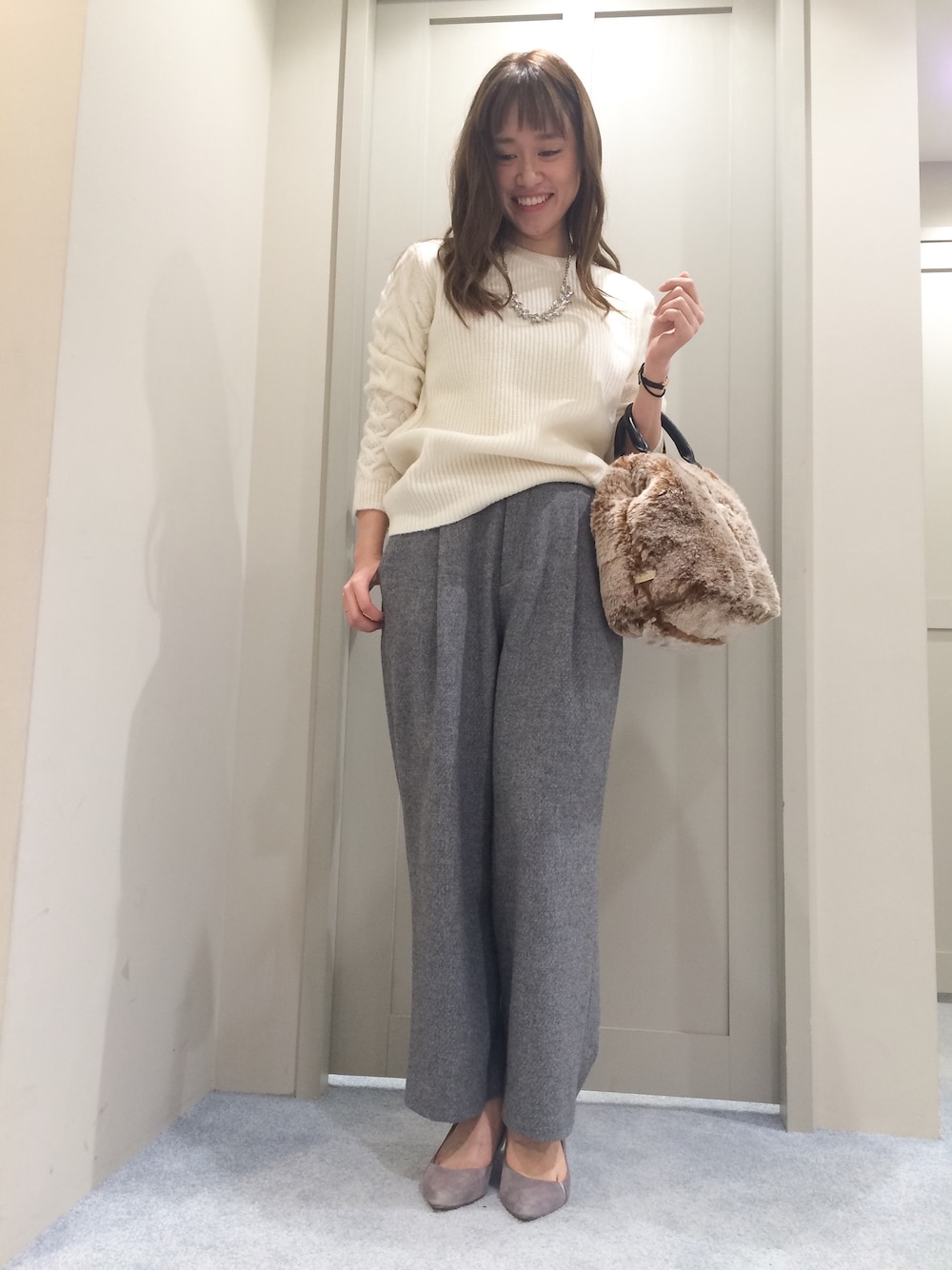 「ニット、ゆるニット、休日スタイル、ワイドパンツ、白ニット、冬、ファー小物、abahouse、Devinette」｜「Abahouse Devinetteのカルゼフラノタックパンツ（その他パンツ、グレー系）」を使った、chiho0331さん（レディース・158cm）の秋コーディネートの1枚目の写真