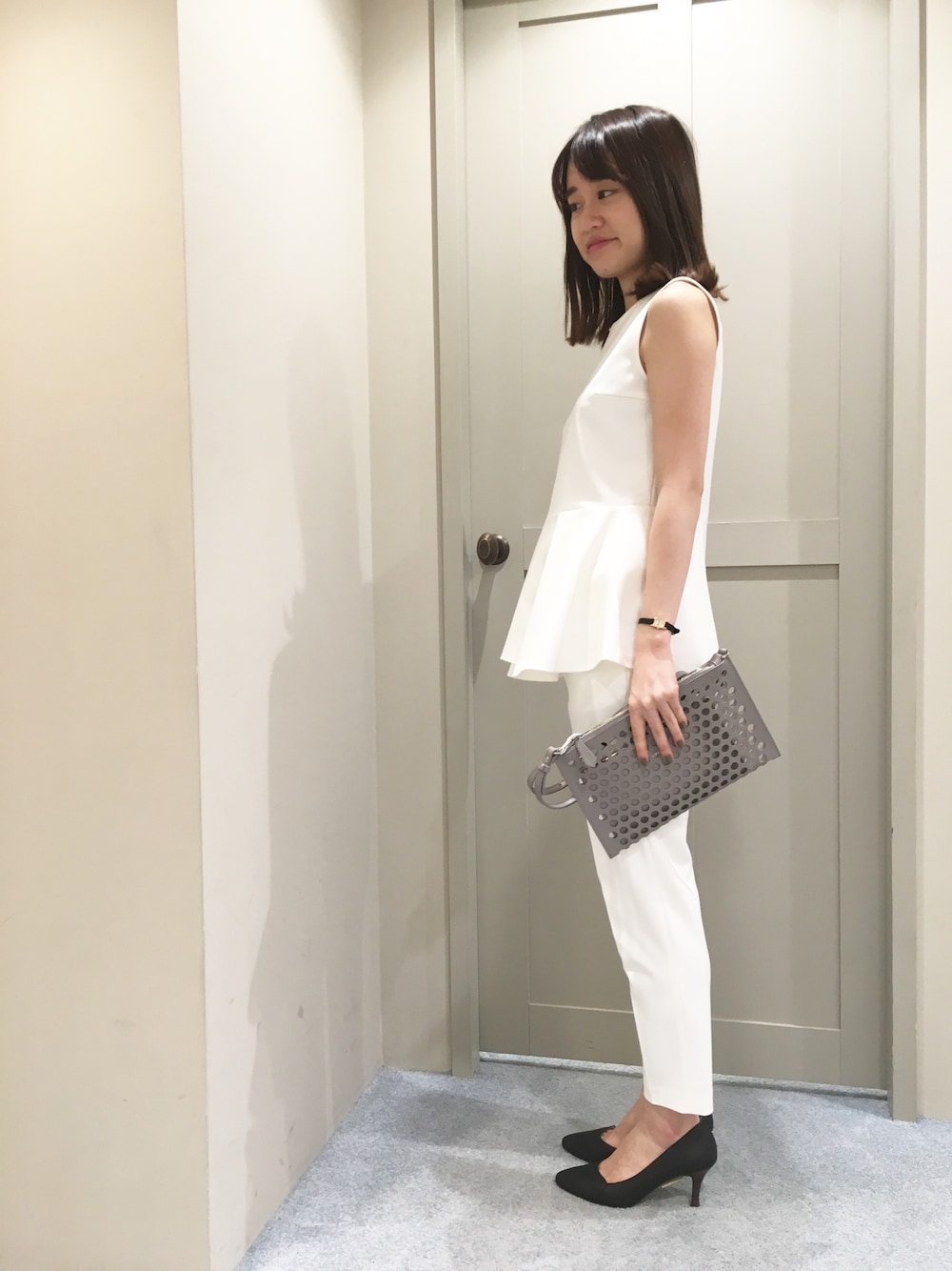 「春コーデ、結婚式、結婚式二次会スタイル、結婚式 ワンピース、セットアップ、ホワイト、abahouse、Devinette、piche abahouse、yahki」｜「Abahouse DevinetteのｽﾄﾚｯﾁT/Cﾍﾟﾌﾟﾗﾑ（シャツ/ブラウス、ホワイト系）」を使った、chiho0331さん（レディース・158cm）の春コーディネートの1枚目の写真