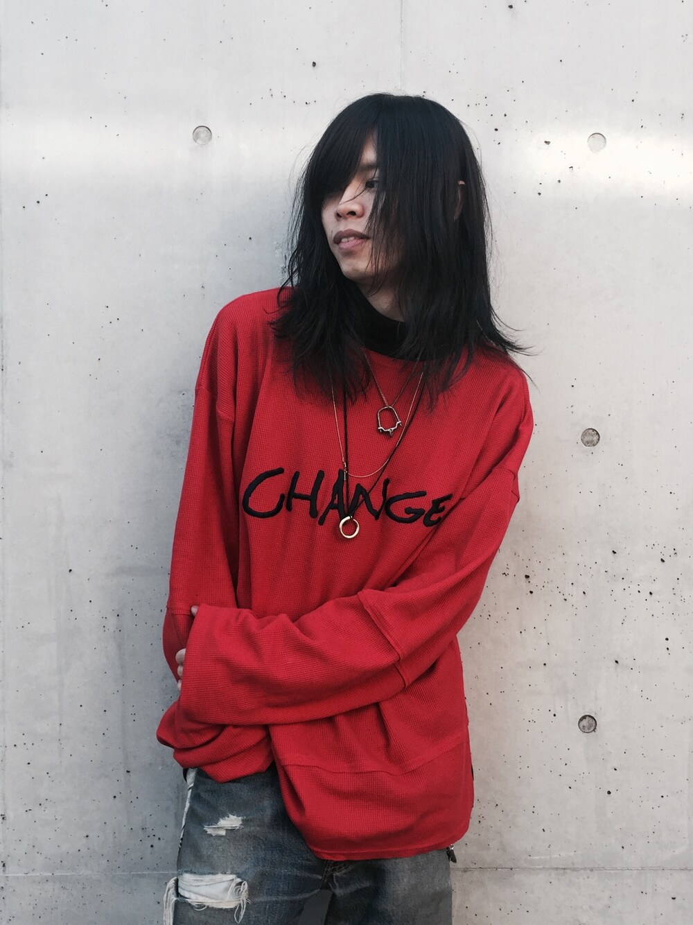 「NAKID」｜「NAKID by G.V.G.V.のアイテム（Tシャツ/カットソー、レッド系）」を使った、優作さん（メンズ・180cm）の冬コーディネートの1枚目の写真
