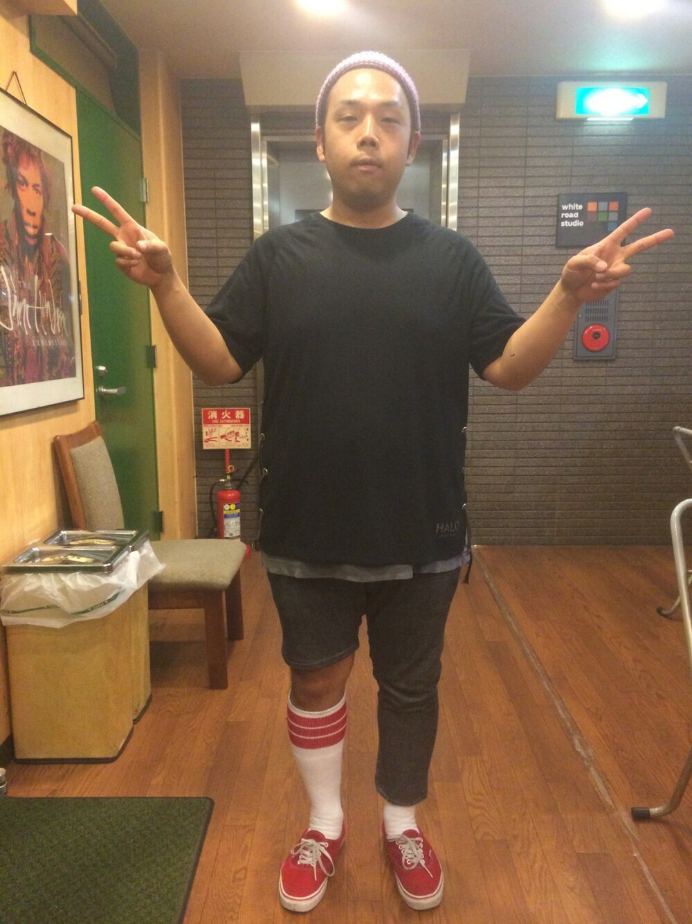 レッド系のスニーカー、ブラック系のTシャツ/カットソー、グレー系のその他パンツを着用したメンズの夏コーディネートの1枚目の写真