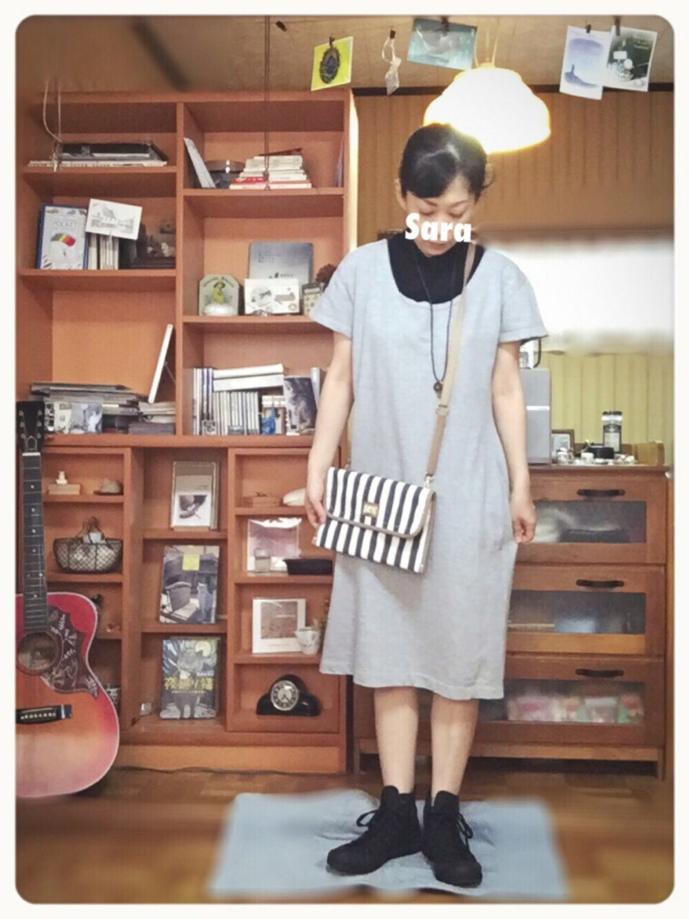 ブラック系のTシャツ/カットソー、グレー系のワンピース、ブルー系のクラッチバッグを着用したレディースの夏コーディネートの1枚目の写真