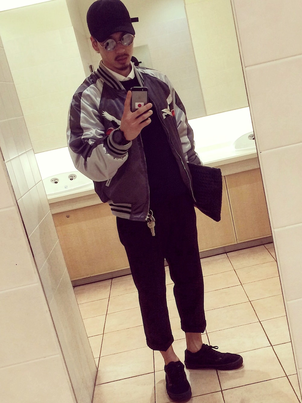 「スニーカー、シンプルコーデ、モノトーン、スカジャン、ノームコア、VANS、ZARA、SELFIE、春」｜「ZARAのアイテム（スラックス、ブラック系）」を使った、yukihiro.jpさん（メンズ・50cm）の冬コーディネートの1枚目の写真