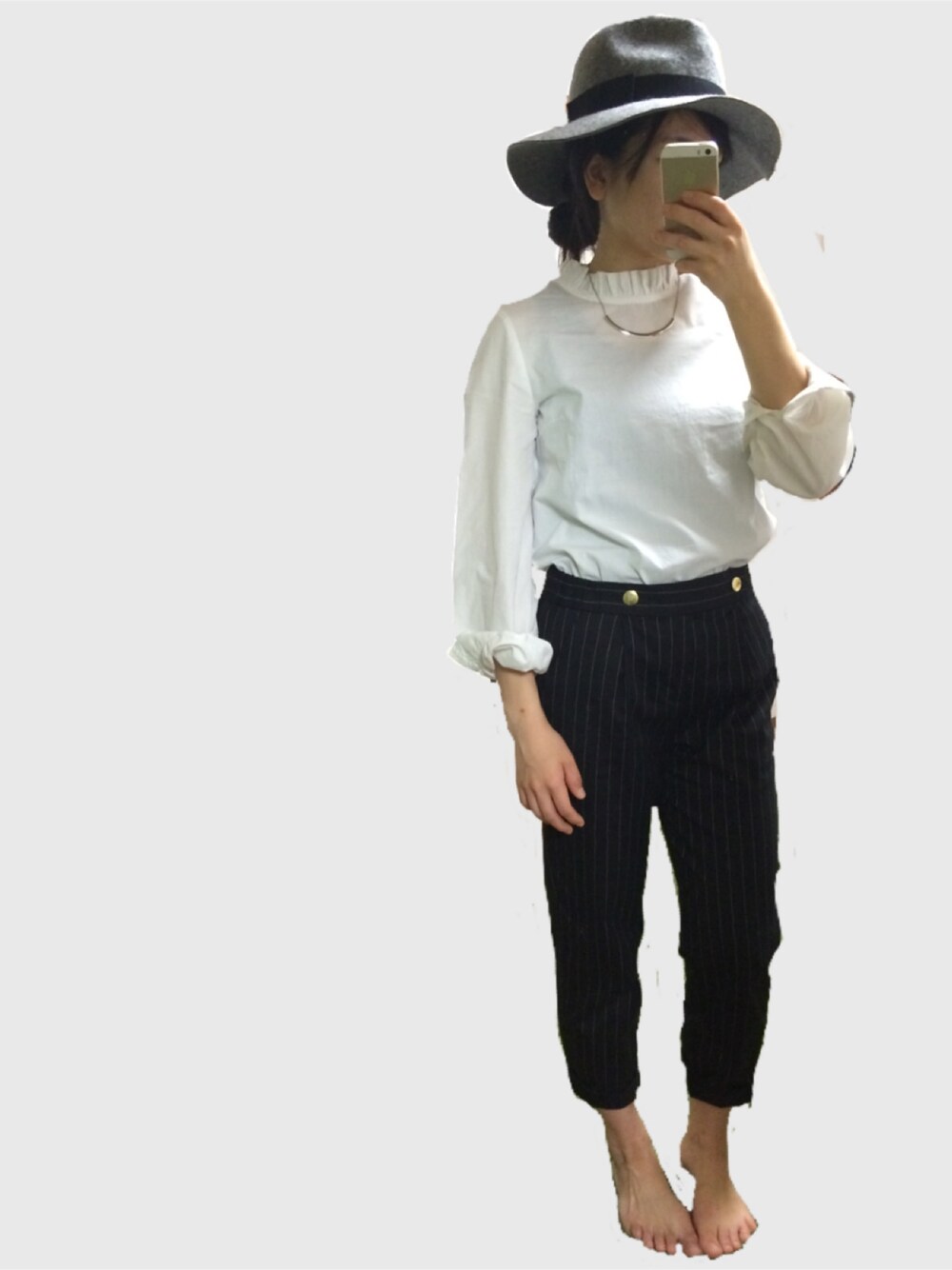 ホワイト系のシャツ/ブラウス、ブラック系のその他パンツ、シルバー系のネックレスを着用したレディースの秋コーディネートの1枚目の写真