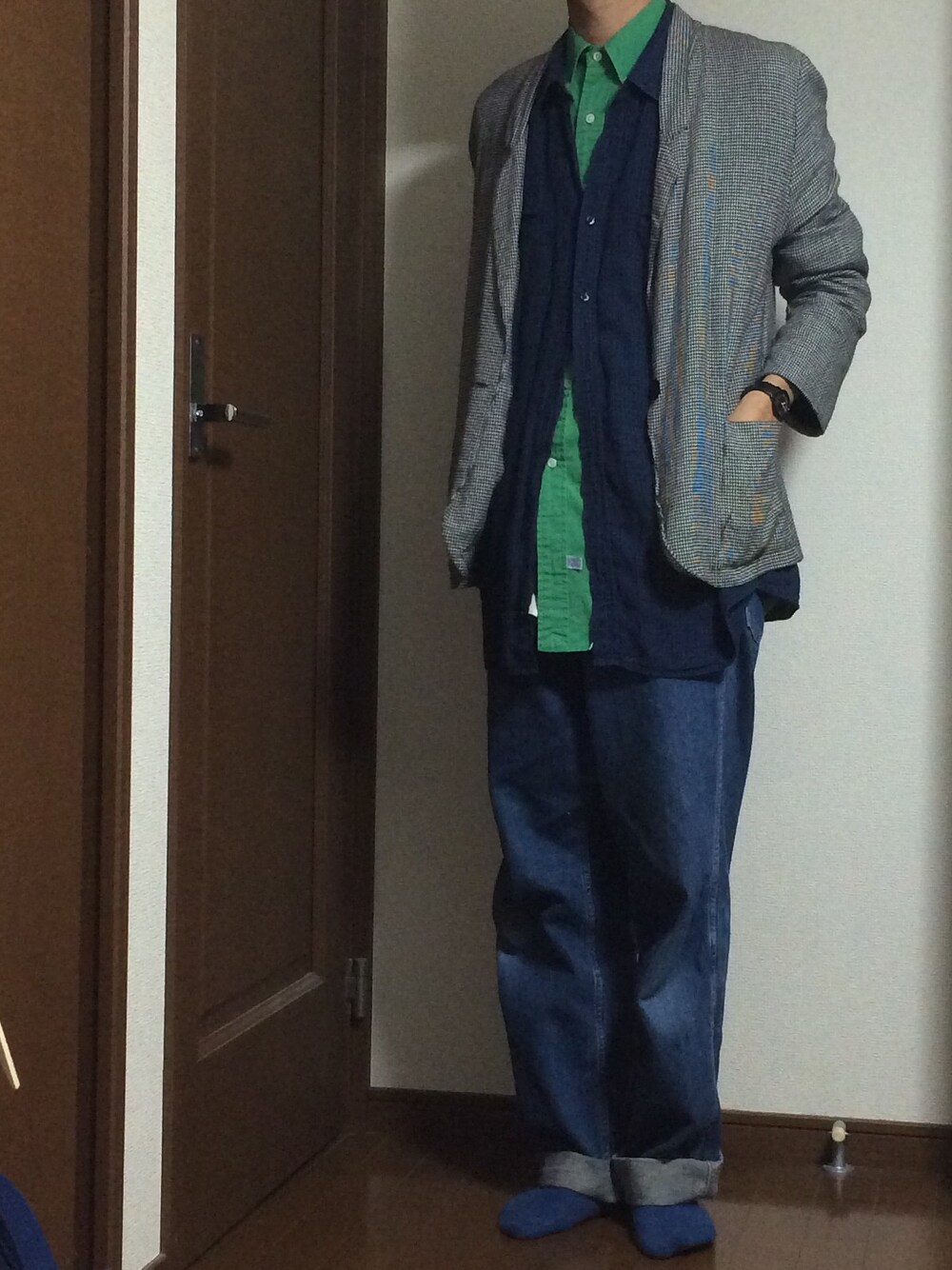 グリーン系のシャツ/ブラウス、ブルー系のシャツ/ブラウス、グレー系のその他アウターを着用したメンズの冬コーディネートの1枚目の写真