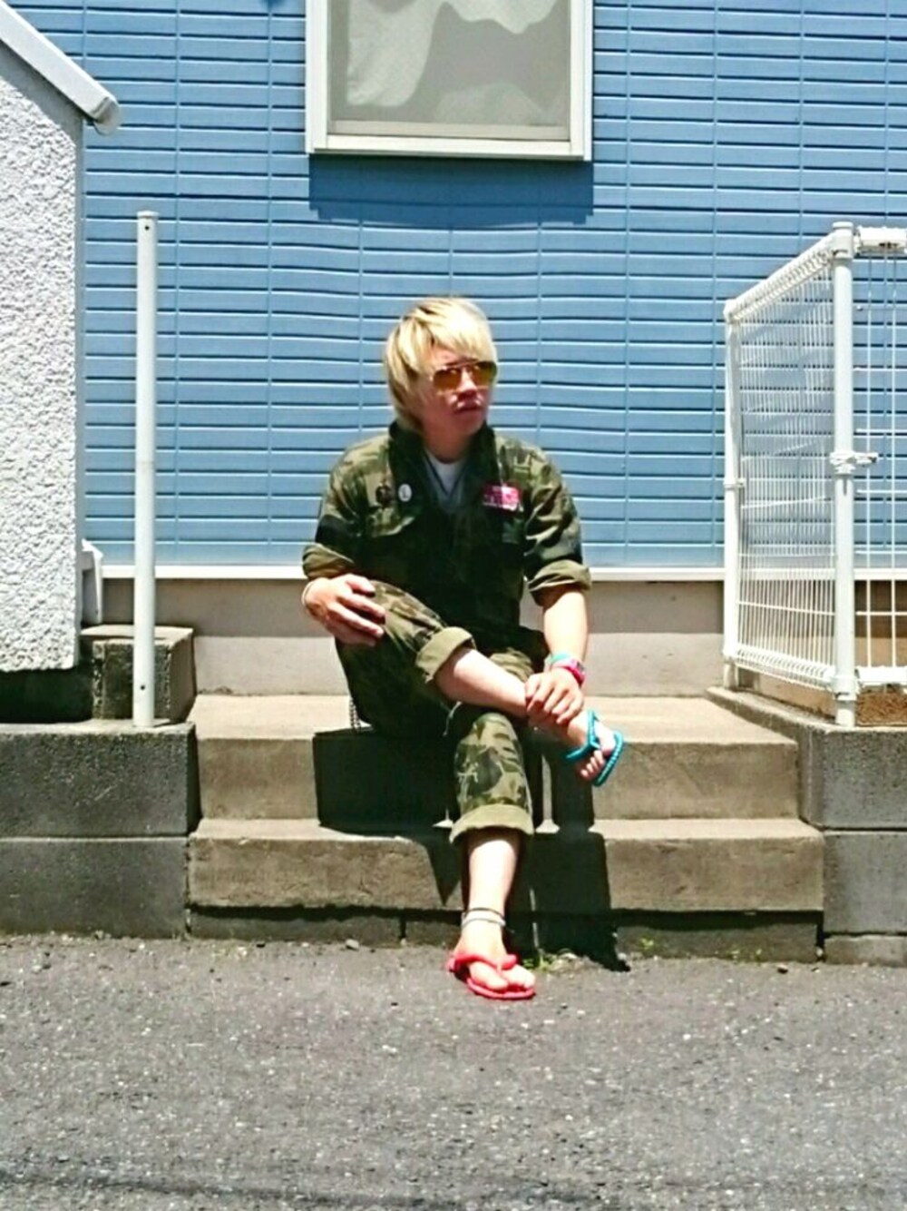 「つなぎ、迷彩、休日スタイル、punk、サングラス、幡ヶ谷、東京」｜「？のアイテム（つなぎ/オールインワン、グリーン系）」を使った、カリスマ・ニート ジュンヤさん（メンズ・172cm）の夏コーディネートの1枚目の写真