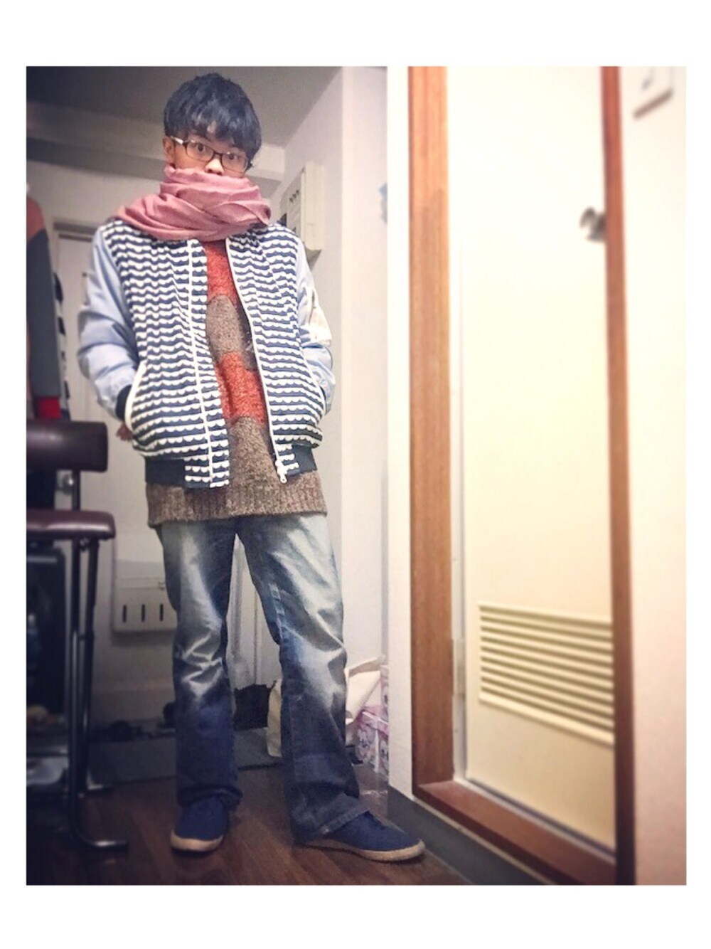 ブラウン系のニット/セーター、ブルー系のブルゾン、ブルー系のデニムパンツを着用したメンズの秋コーディネートの1枚目の写真