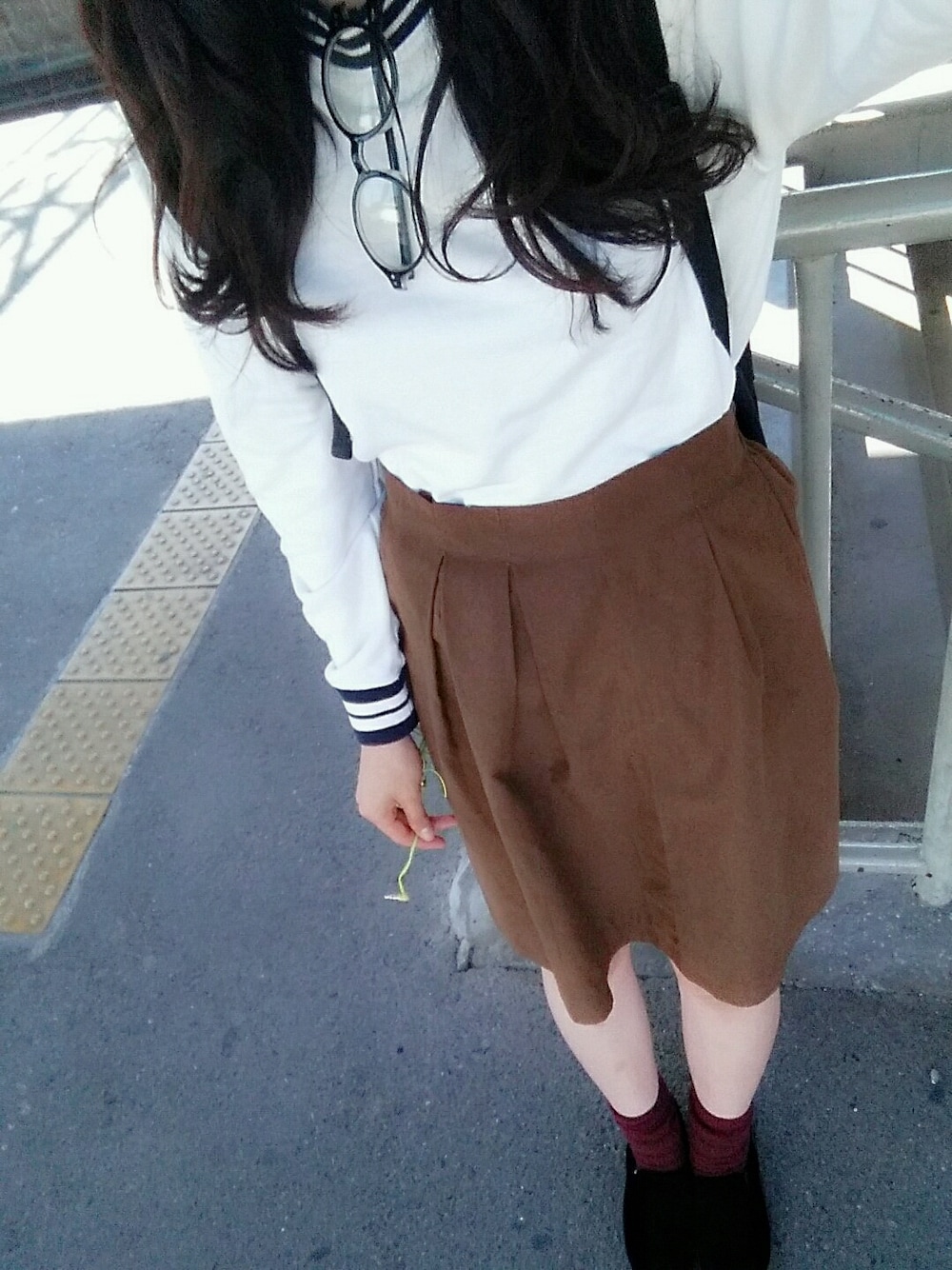 ブラック系のパンプス、ホワイト系のトップス、ブラック系のバックパック/リュックを着用したレディースの秋コーディネートの1枚目の写真