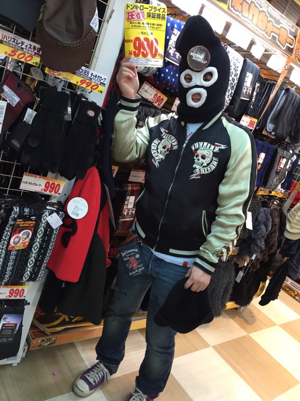 ブラック系のその他アウター、ブルー系のデニムパンツ、パープル系のスニーカーを着用したメンズの冬コーディネートの1枚目の写真