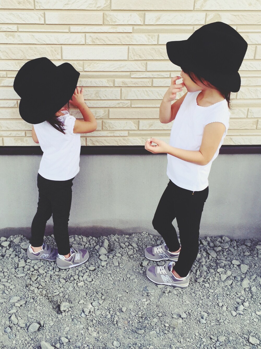 「2歳、4歳、girl、New Balance、gap kids、Right-on、姉妹コーデ、おそろいコーデ、H&M、ハット」｜「H&Mのアイテム（Tシャツ/カットソー、ホワイト系）」を使った、▷▷▷さん（キッズ・100cm）の秋コーディネートの1枚目の写真