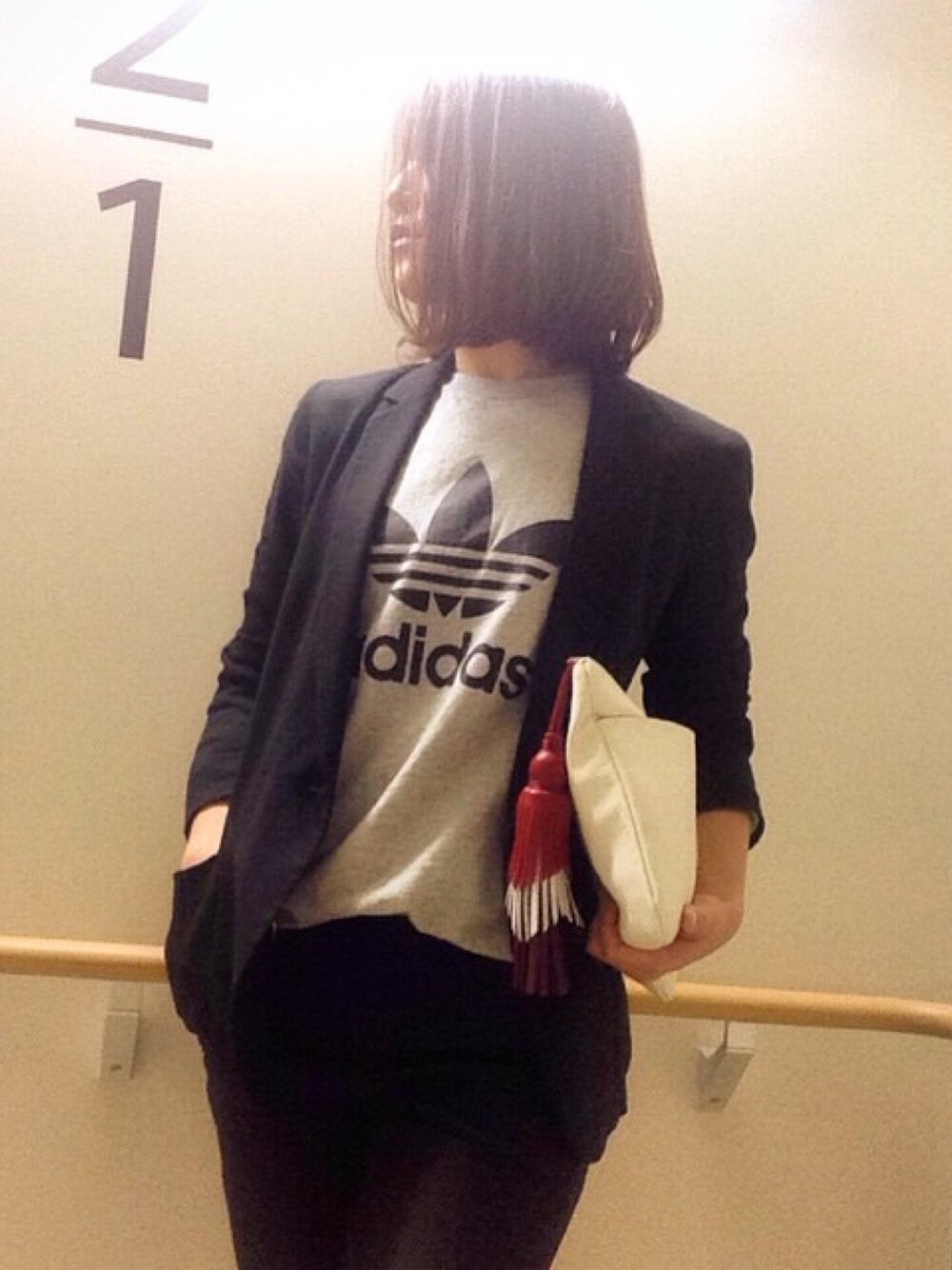 「adidas、UNIQLO、BARNEYS NEWYORK、シンプル、ママコーデ、プチプラ、クラッチバッグ、勉強スタイル」｜「adidasのアイテム（Tシャツ/カットソー、グレー系）」を使った、▷▷▷さん（レディース・160cm）の秋コーディネートの1枚目の写真