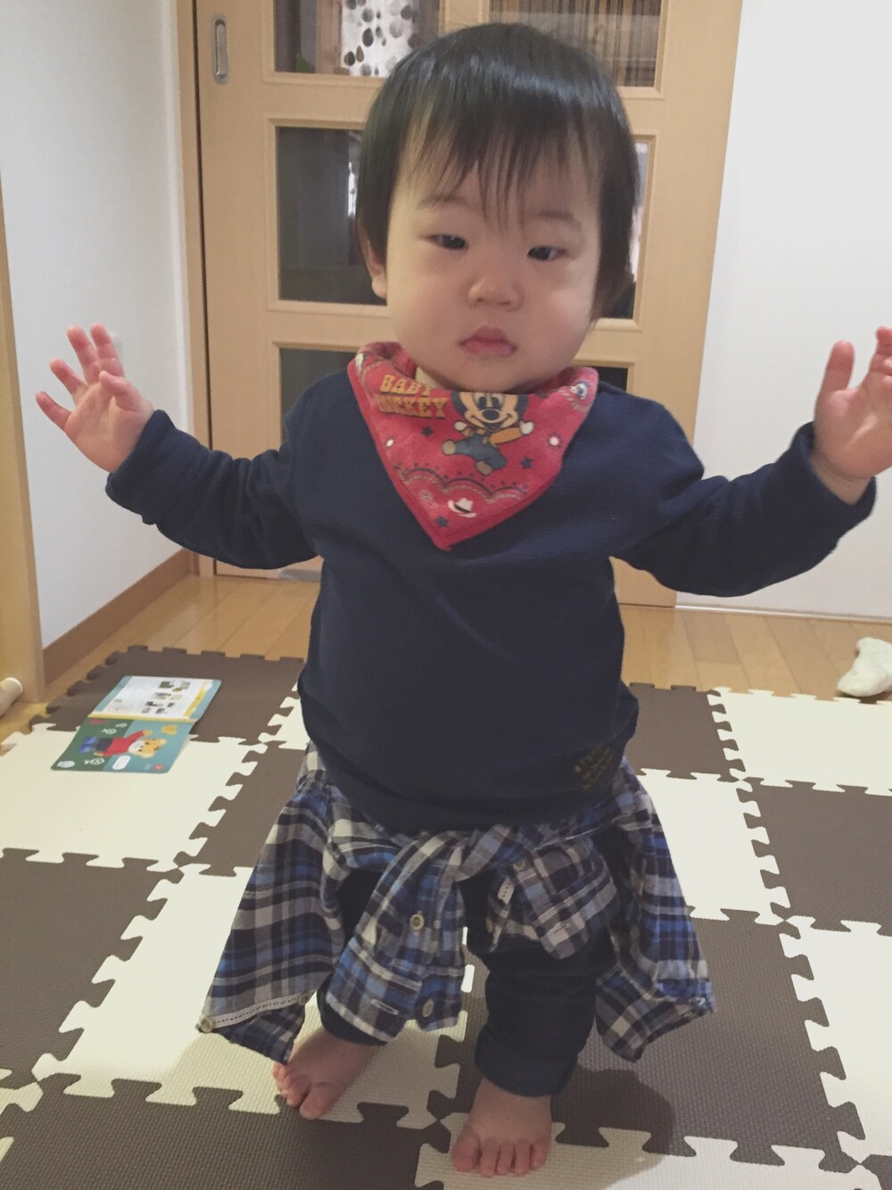 「おとこのこ、1歳」｜「西松屋のアイテム（Tシャツ/カットソー、ブルー系）」を使った、koniさん（キッズ・80cm）の春コーディネートの1枚目の写真