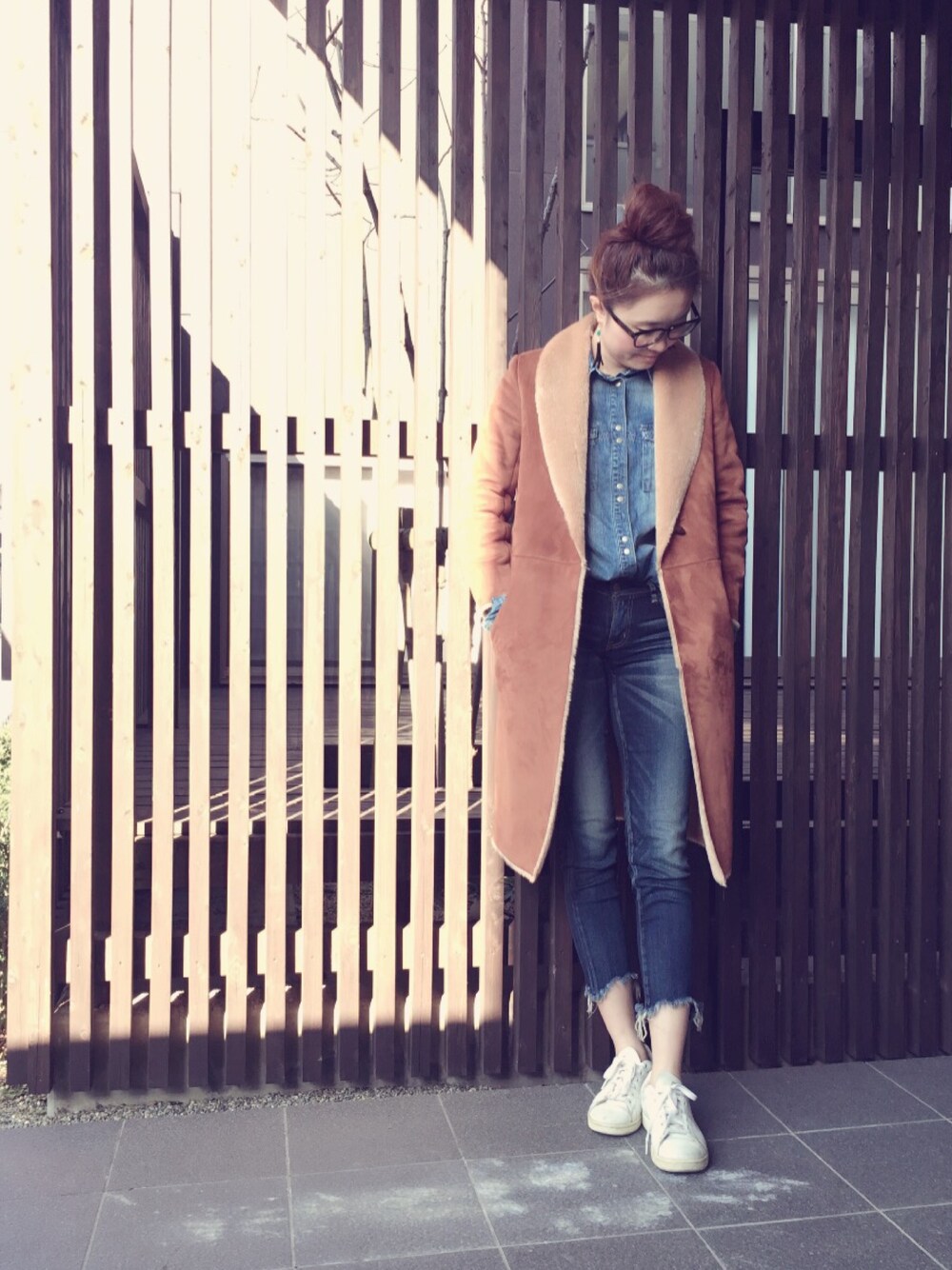 「休日スタイル、ootd、simple、寒い、denim、スニーカー、お団子ヘアー、デニム、デニムシャツ」｜「Ungridの【Lady like】ﾌｪｲｸﾑｰﾄﾝｺｰﾄ（ムートンコート、イエロー系）」を使った、nokochestさん（レディース・166cm）の冬コーディネートの1枚目の写真