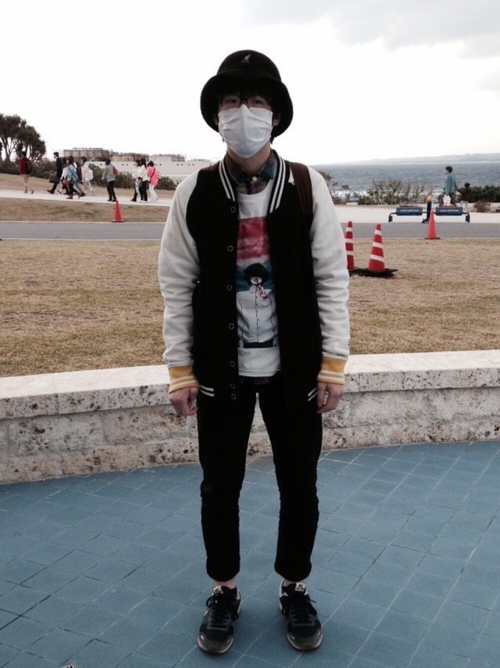 「ストリート、スニーカー、KANGOL、NIKE、graniph」｜「Design Tshirts Store graniphのアイテム（スタジャン、ブラック系）」を使った、TAケしさん（メンズ・168cm）の冬コーディネートの1枚目の写真