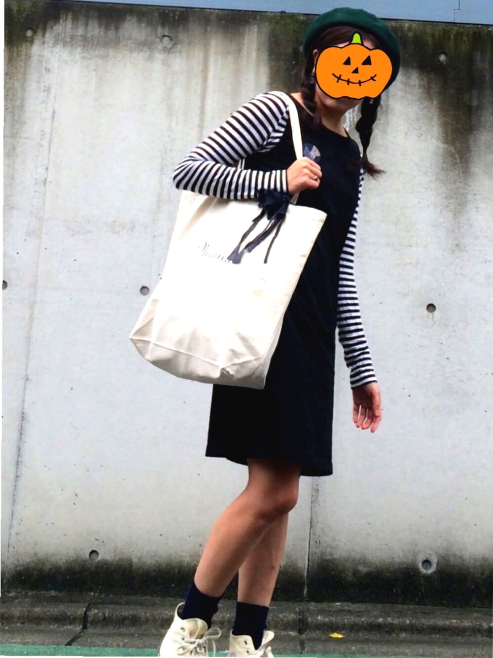 「スニーカー、スクールテイスト、ベレー帽、ジャイ子」｜「MANNAのアイテム（トートバッグ、ベージュ系）」を使った、micha.x.!さん（レディース・160cm）の秋コーディネートの1枚目の写真