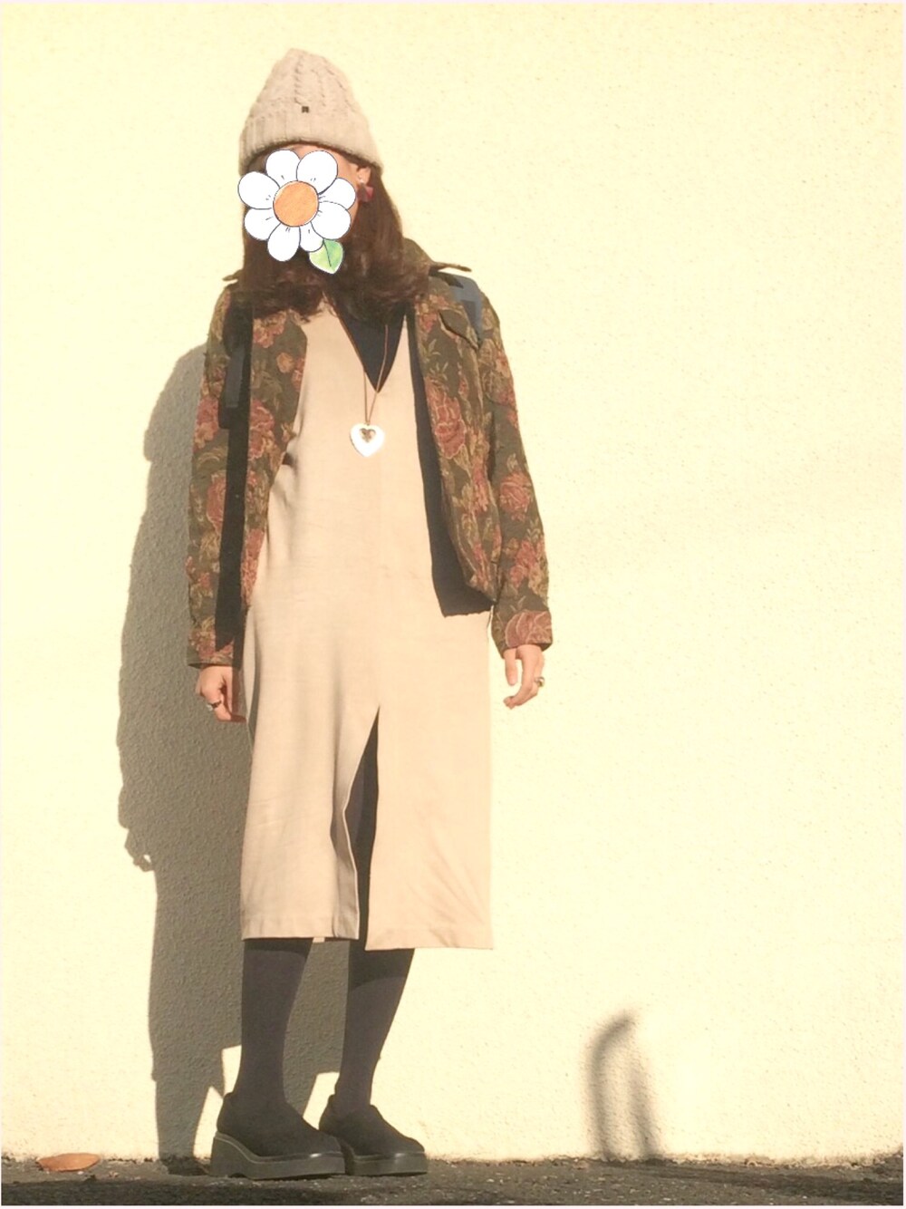 「秋も終わり、木の葉、落ち葉、グリーン、ベージュ、厚底シューズ、ニット帽」｜「CA4LAのアイテム（ニットキャップ/ビーニー、ベージュ系）」を使った、micha.x.!さん（レディース・160cm）の秋コーディネートの1枚目の写真