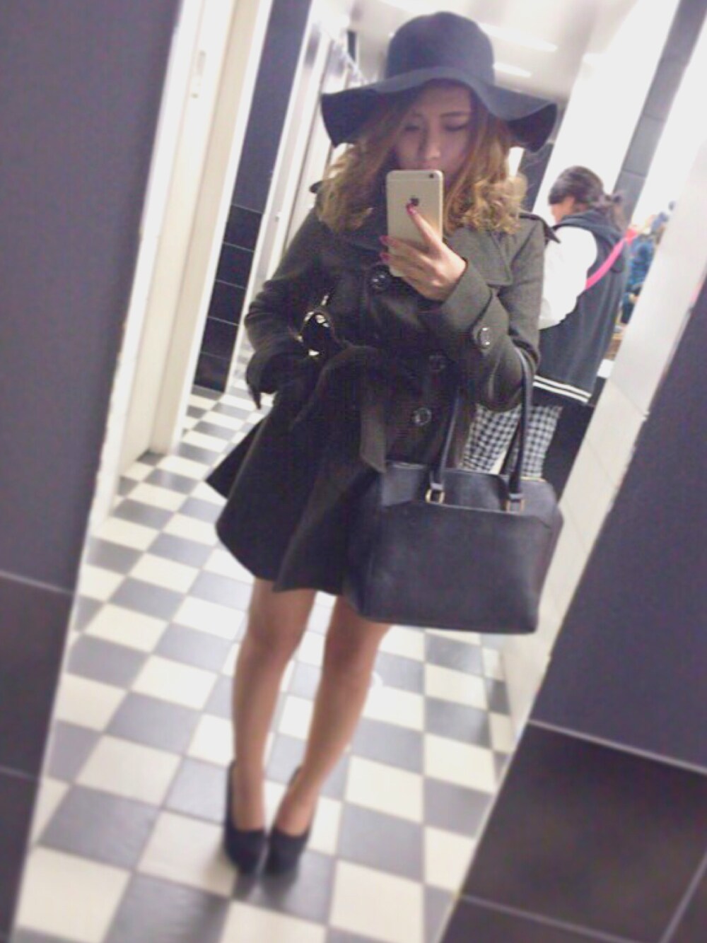 グレー系のピーコートを着用したレディースの冬コーディネートの1枚目の写真