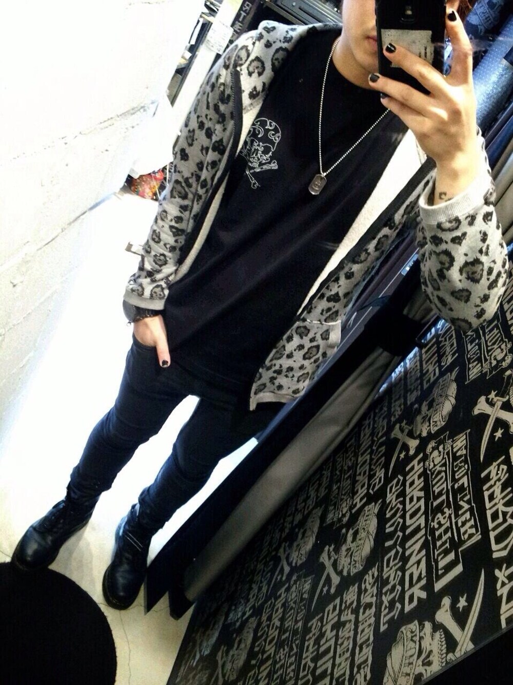 「THE WILD ONE」｜「SKULL SHITのTHE WILD ONE × SKULLSHIT T-sh（Tシャツ/カットソー、ブラック系）」を使った、DARKPLOT 1996さん（メンズ・170cm）の春コーディネートの1枚目の写真