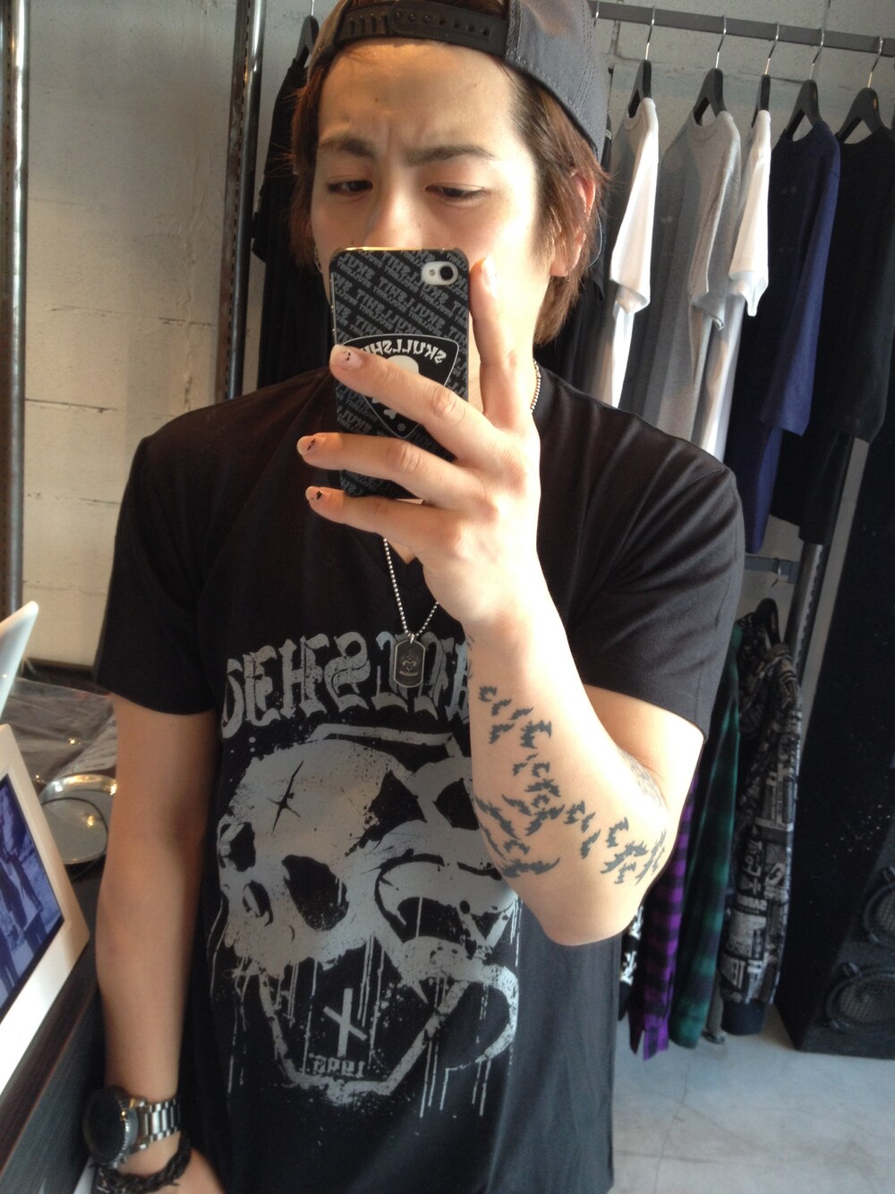 「SKULL SHITの”The GRAVE” T-sh（Tシャツ/カットソー、ブラック系）」を使った、DARKPLOT 1996さん（メンズ・168cm）の春コーディネートの1枚目の写真