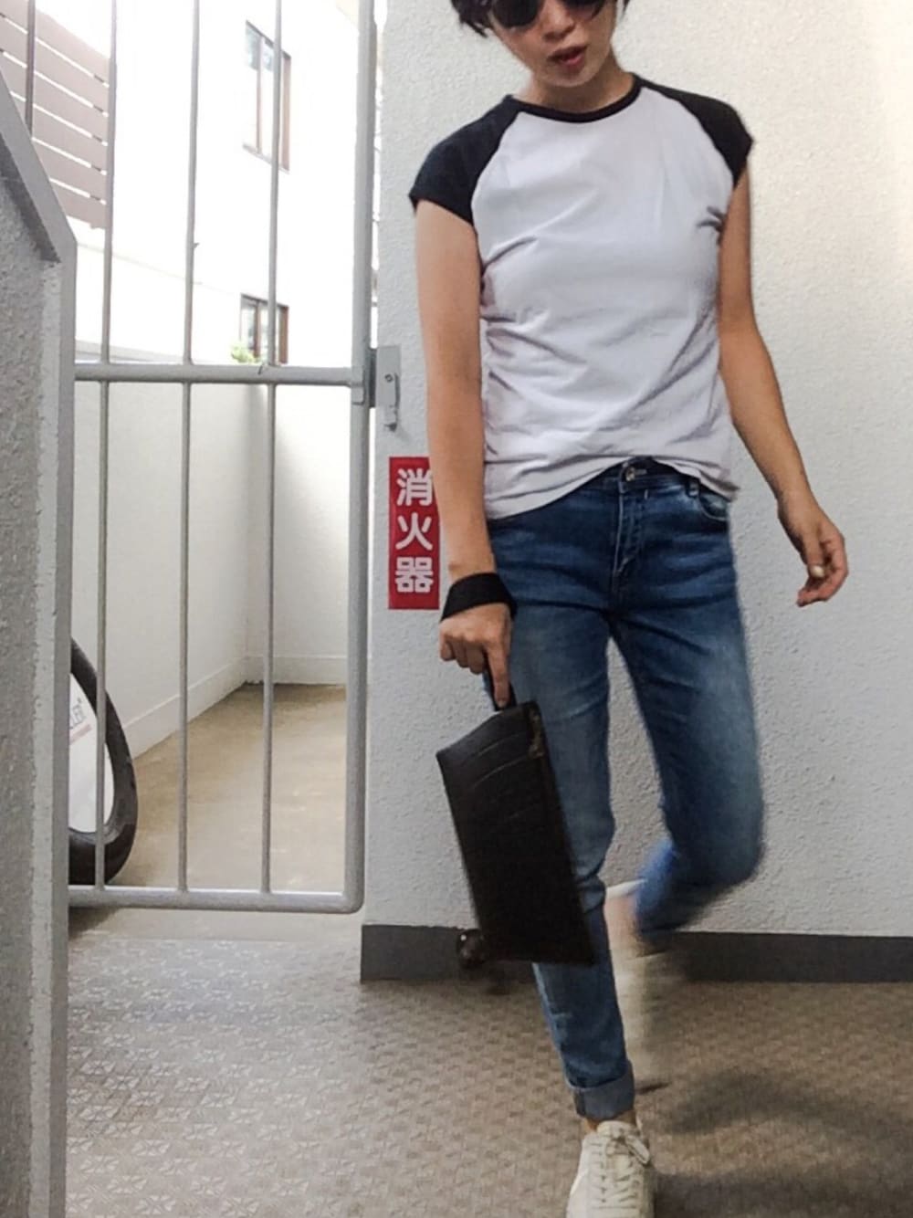 「ラフ、カジュアル、ラクチンコーデ、デニム、スキニーデニム、サングラス」｜「theoryのアイテム（Tシャツ/カットソー、ホワイト系）」を使った、Mariさん（レディース・150cm）の夏コーディネートの1枚目の写真